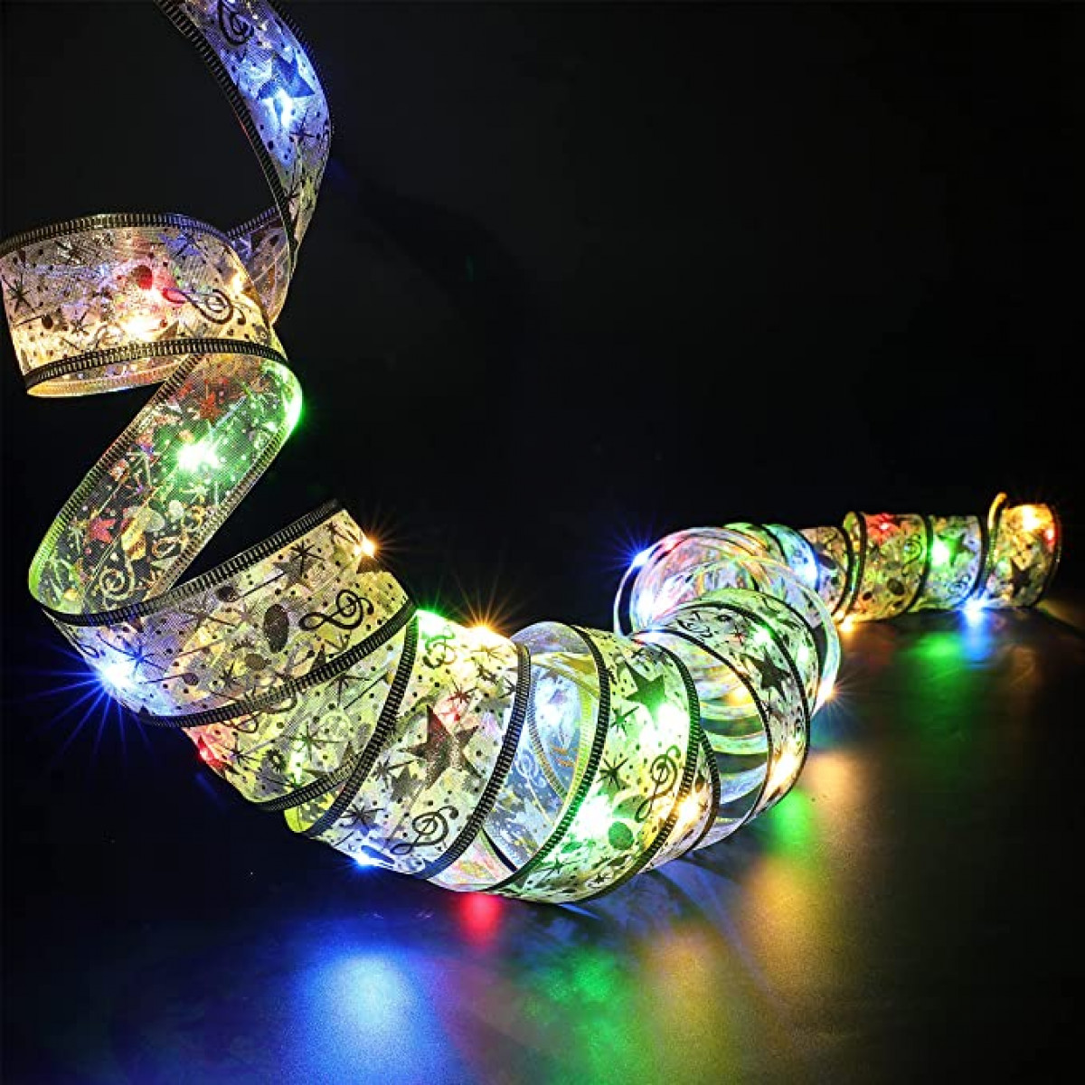 Gebogene Lichterkette mit silbernem Band und bunten Lichtern vor dunklem Hintergrund.
