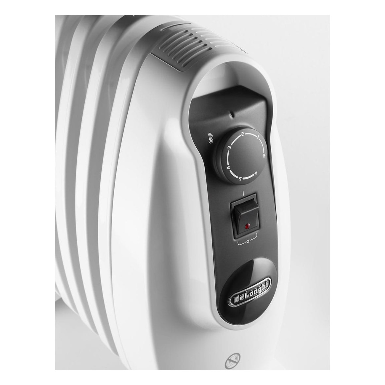 Biały elektryczny grzejnik olejowy z panelem sterowania, pokrętłem, przełącznikiem i lampkami kontrolnymi.