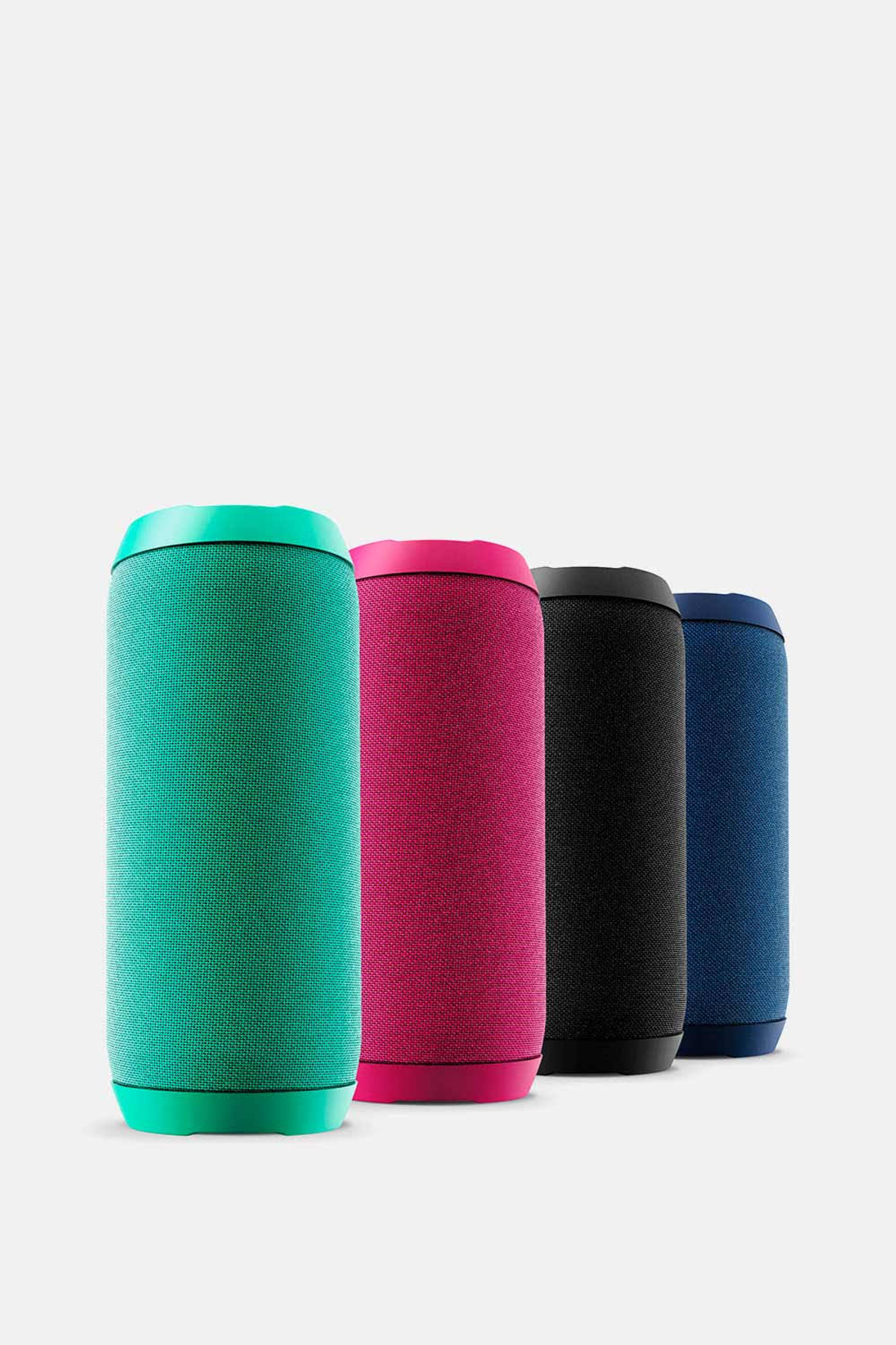 Cztery kolorowe cylindryczne głośniki w kolorze turkusowym, fuksji, czarnym i granatowym stoją pionowo.
