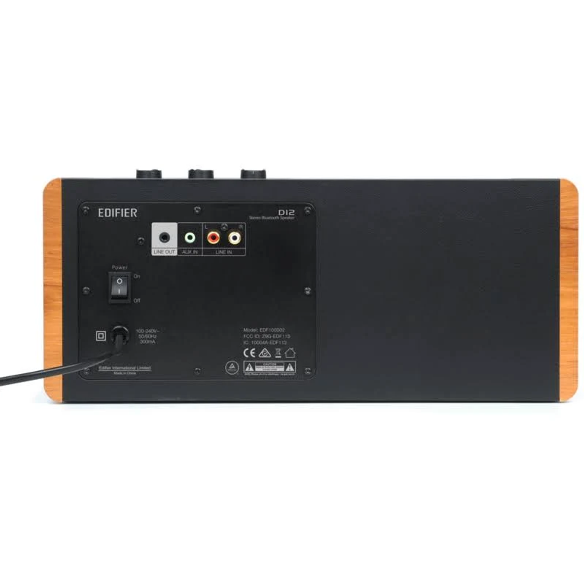 Czarny głośnik z drewnianymi bokami, pokazujący tył z portami i kontrolkami.