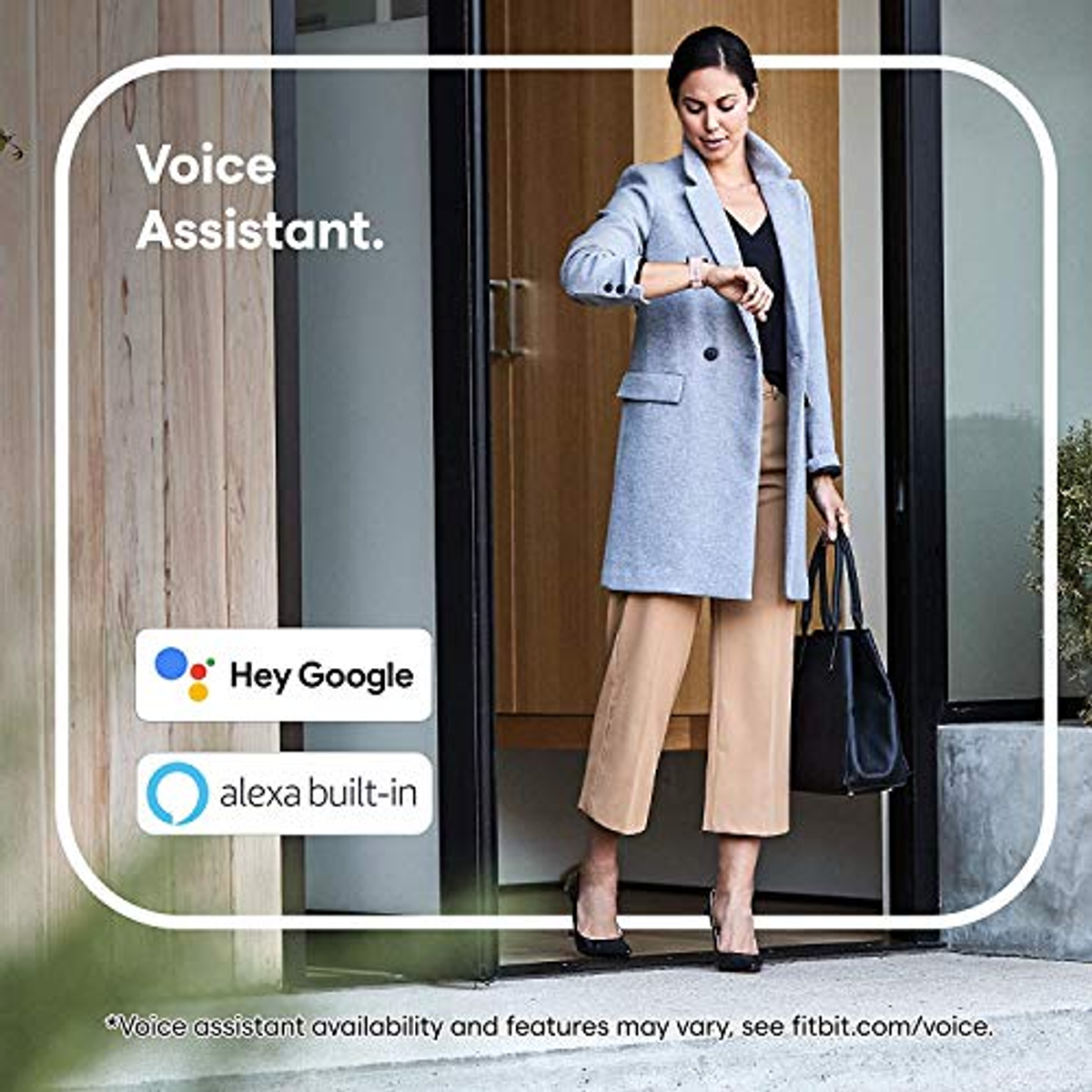 Donna con cappotto grigio che guarda uno smartwatch. Testi: Hey Google e alexa integrata.