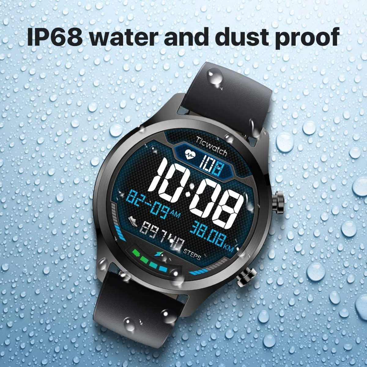 Un reloj inteligente negro sobre una superficie mojada, mostrando hora, pasos y otros datos.