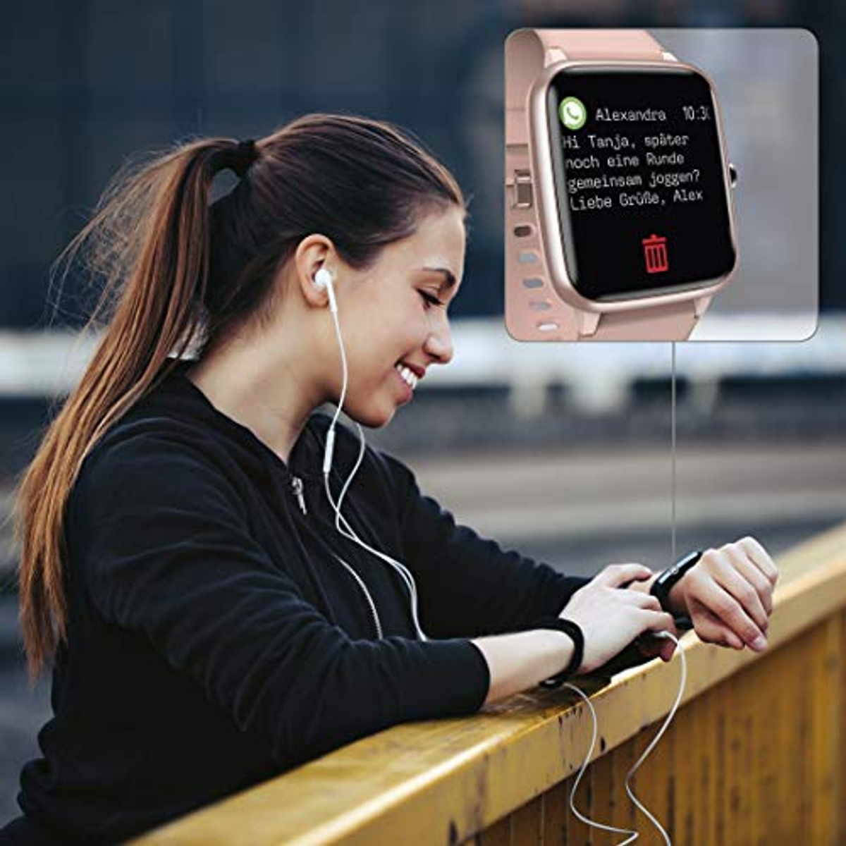 Kobieta z smartwatchem z wiadomością, białymi słuchawkami i kucykiem.