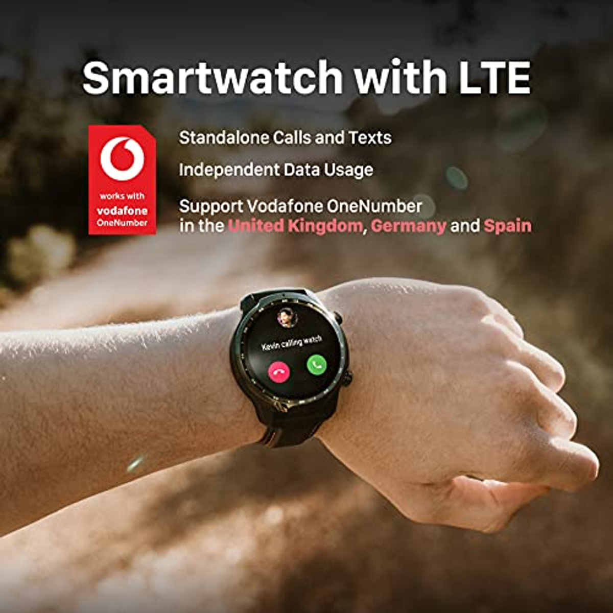 La muñeca de una persona con un smartwatch negro, mostrando una pantalla de llamada.