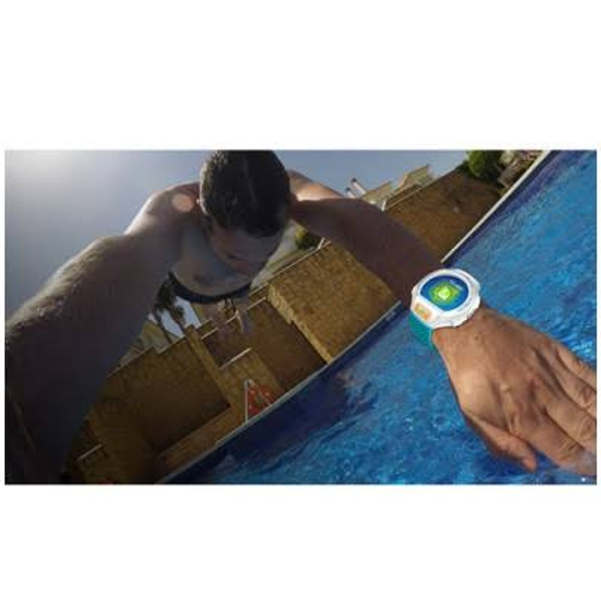 Una persona que usa un reloj inteligente se zambulle en una piscina. El reloj es blanco y azul, con una correa celeste.