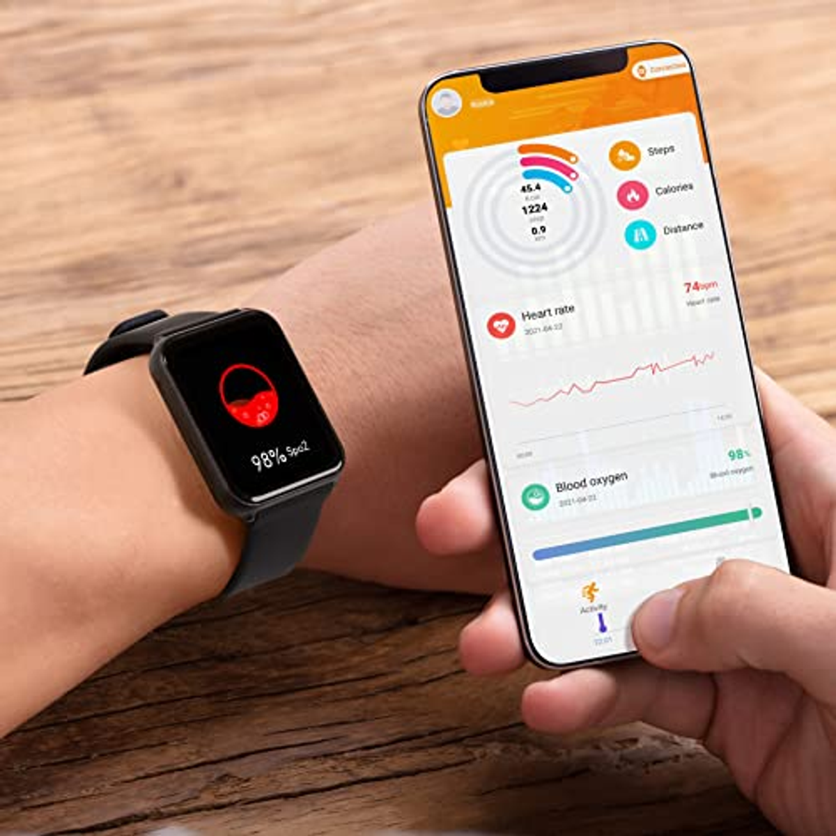 Eine Smartwatch am Handgelenk zeigt Gesundheitsdaten an, und ein Smartphone mit ähnlichen Daten.