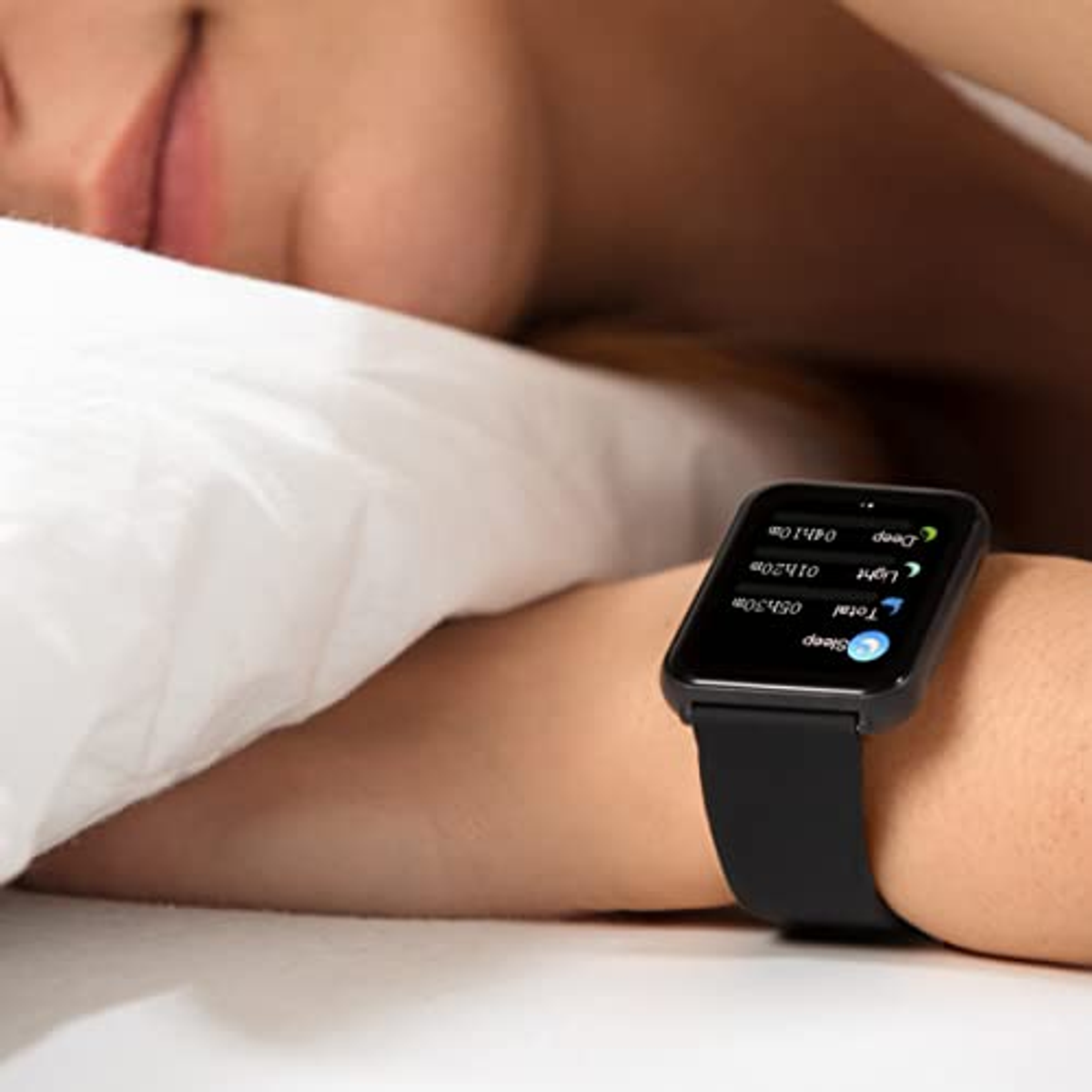 Person trägt Smartwatch beim Schlafen. Display zeigt Schlafdaten: tief, leicht, gesamt, Schlaf.