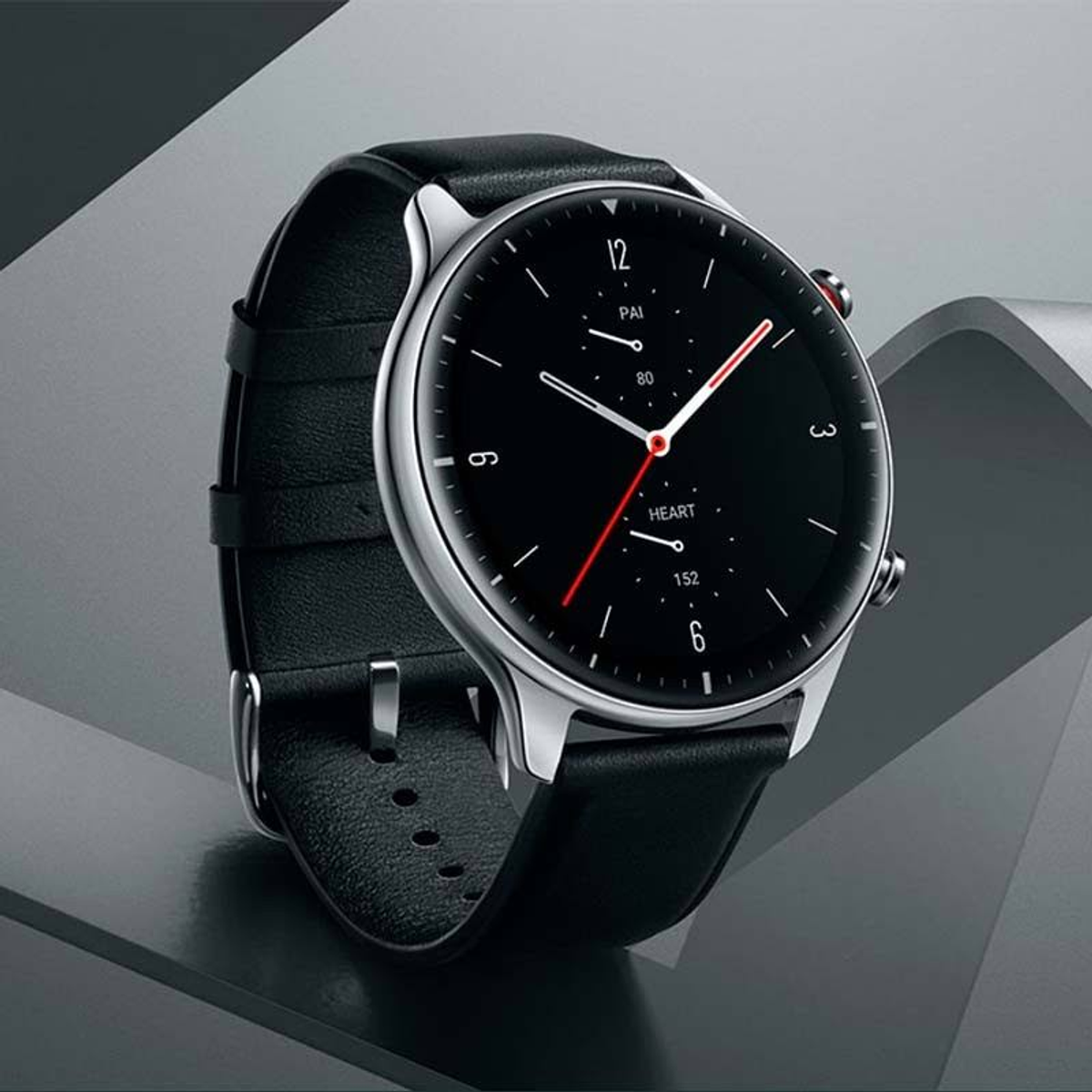 Smartwatch nero con quadrante nero, mostra ora e metriche di salute, cinturino in pelle nera.