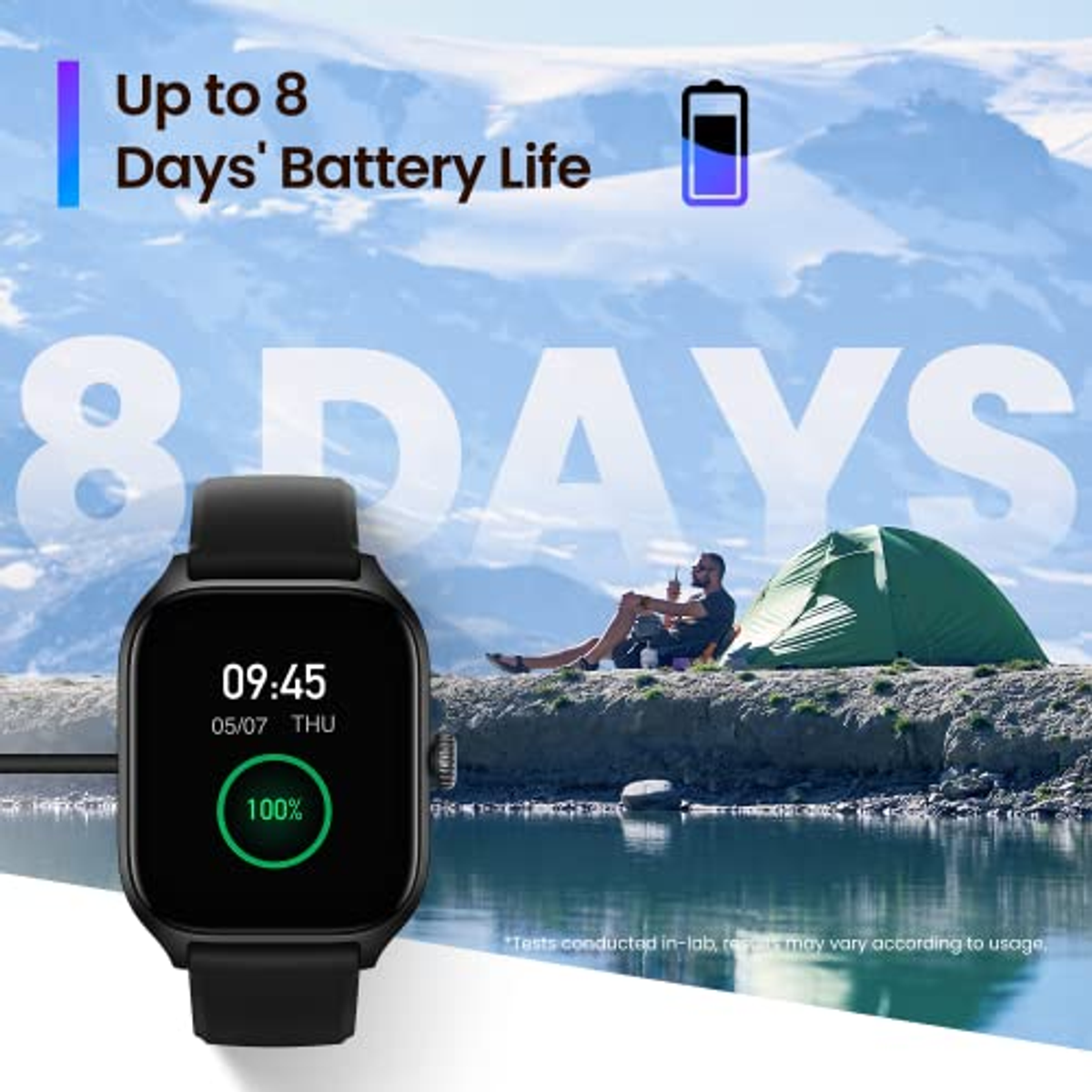 Eine schwarze Smartwatch mit grünem Display. Das Zifferblatt zeigt Uhrzeit und Akkuladung.