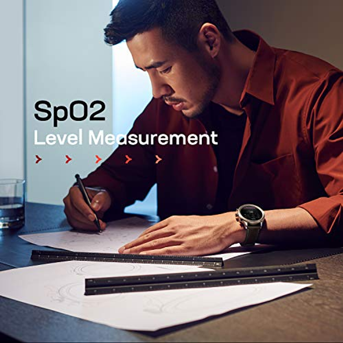 Mann schreibt auf Papier, trägt eine Smartwatch. Text: SpO2-Pegelmessung.