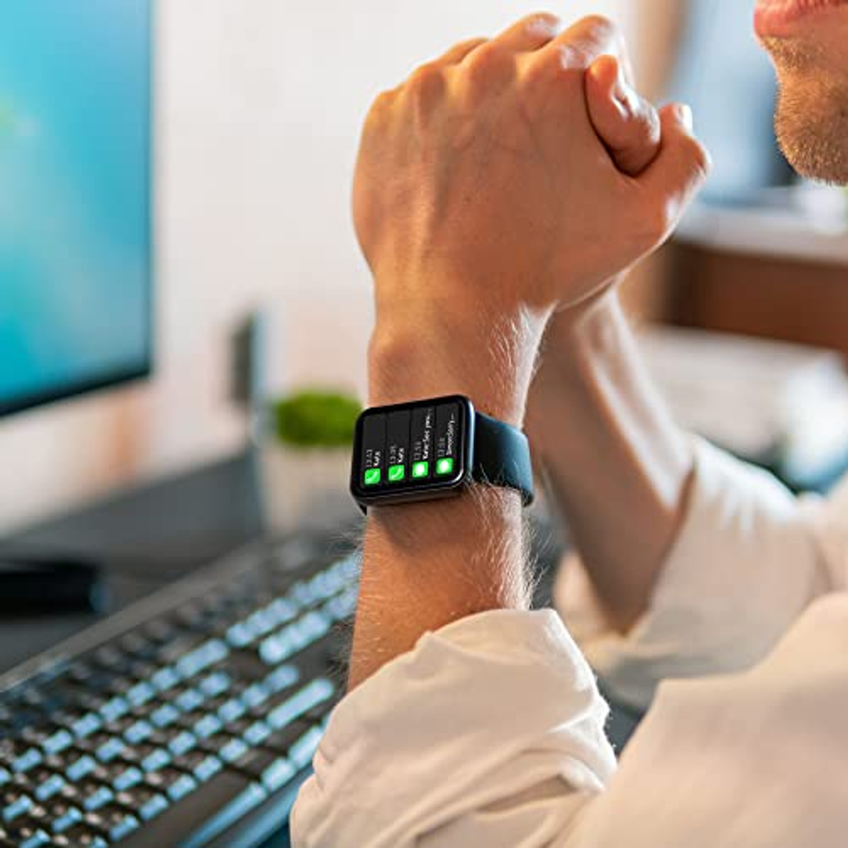 Eine Person trägt eine Smartwatch am Handgelenk, die Benachrichtigungen anzeigt.