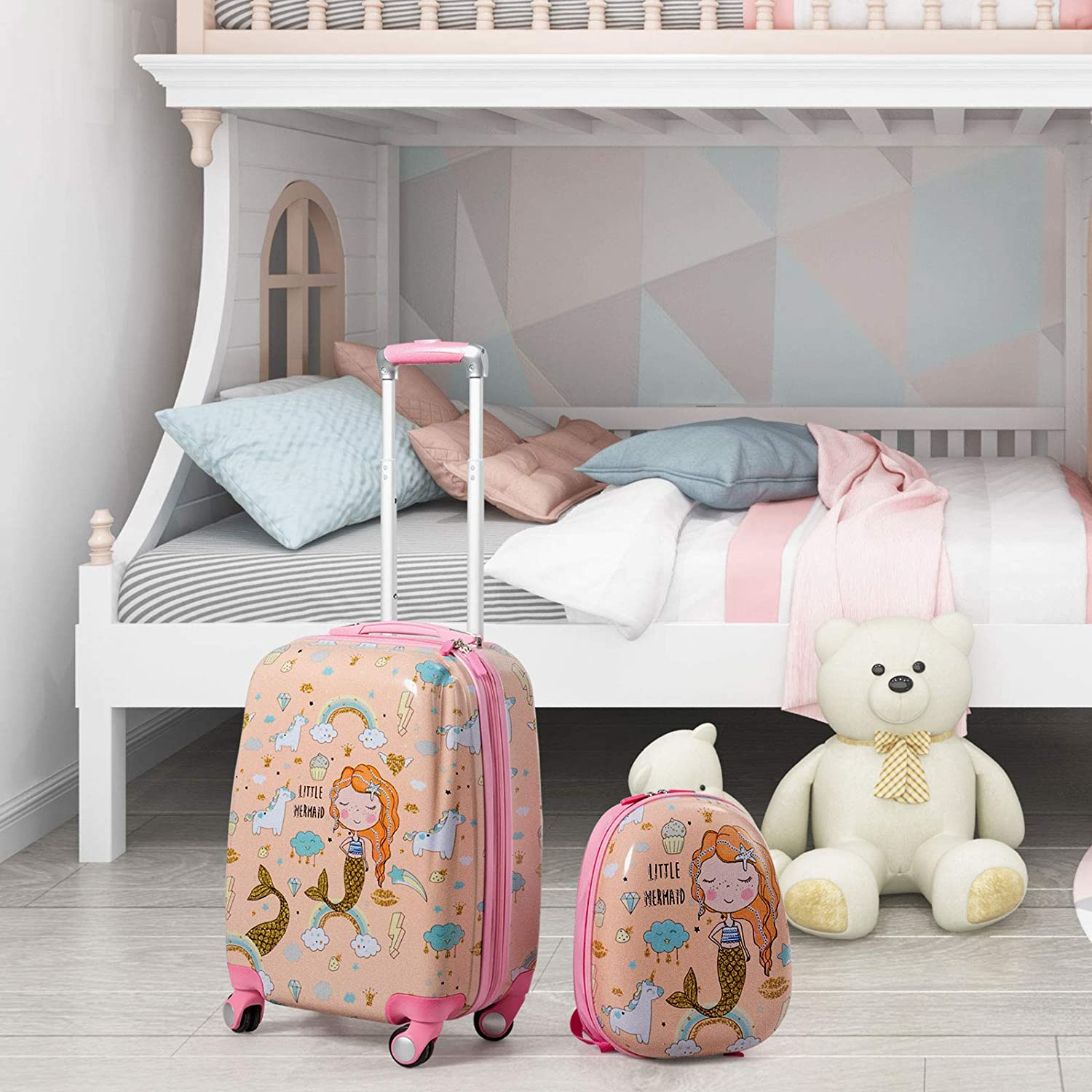 Rosa Koffer- und Rucksack-Set mit Meerjungfrau-Design, im Hintergrund ein Etagenbett.