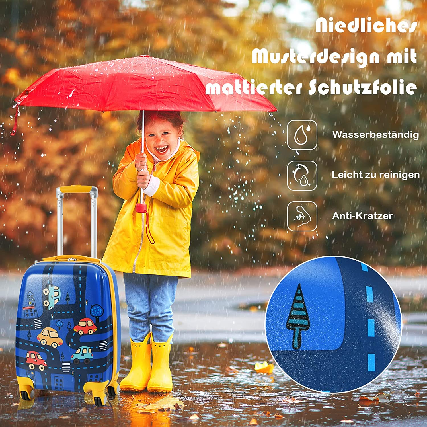Ein Mädchen mit rotem Regenschirm, gelbem Regenmantel zieht blauen Koffer im Regen.