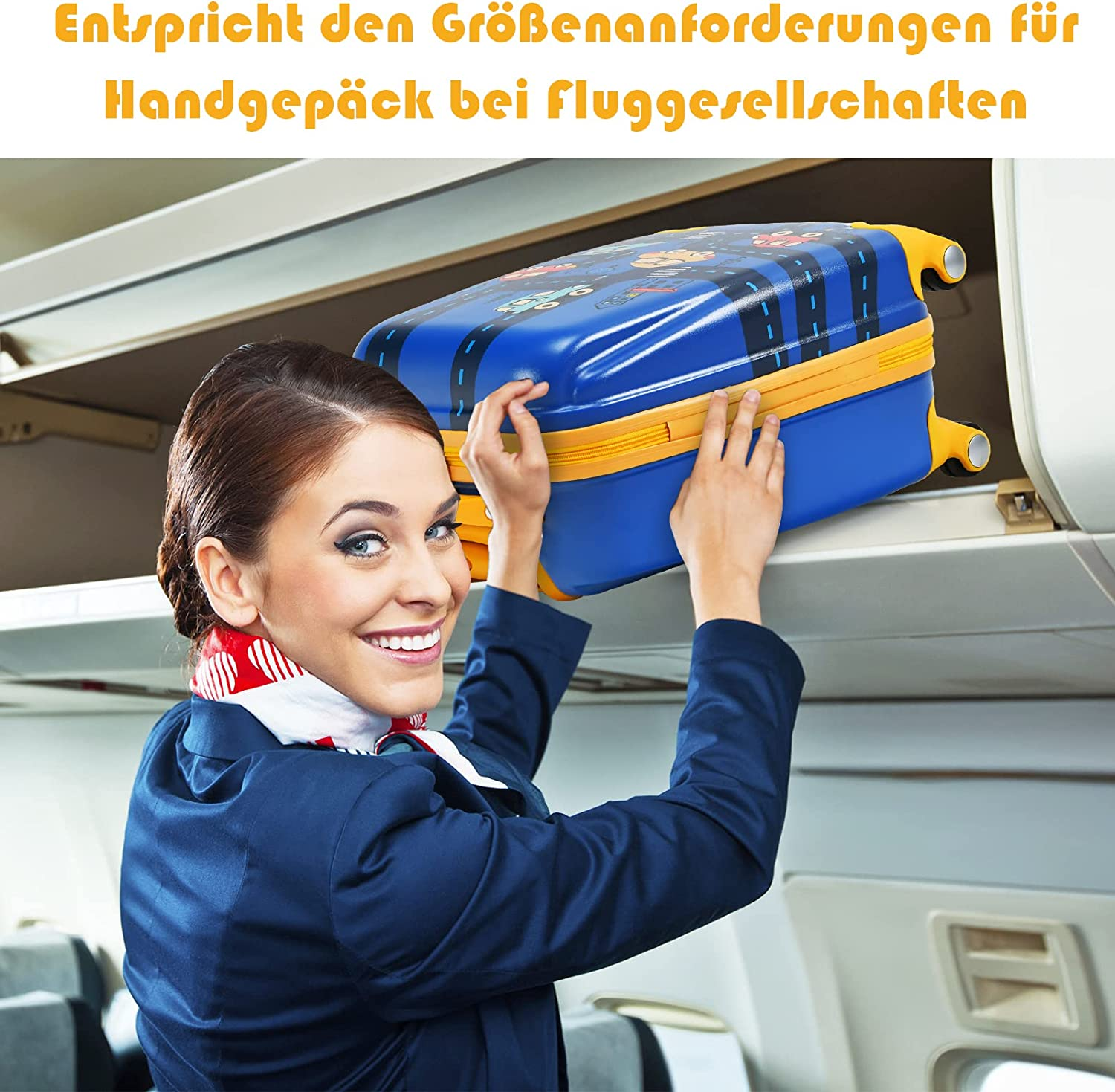 Eine Flugbegleiterin, die einen blauen Koffer in ein Gepäckfach legt.