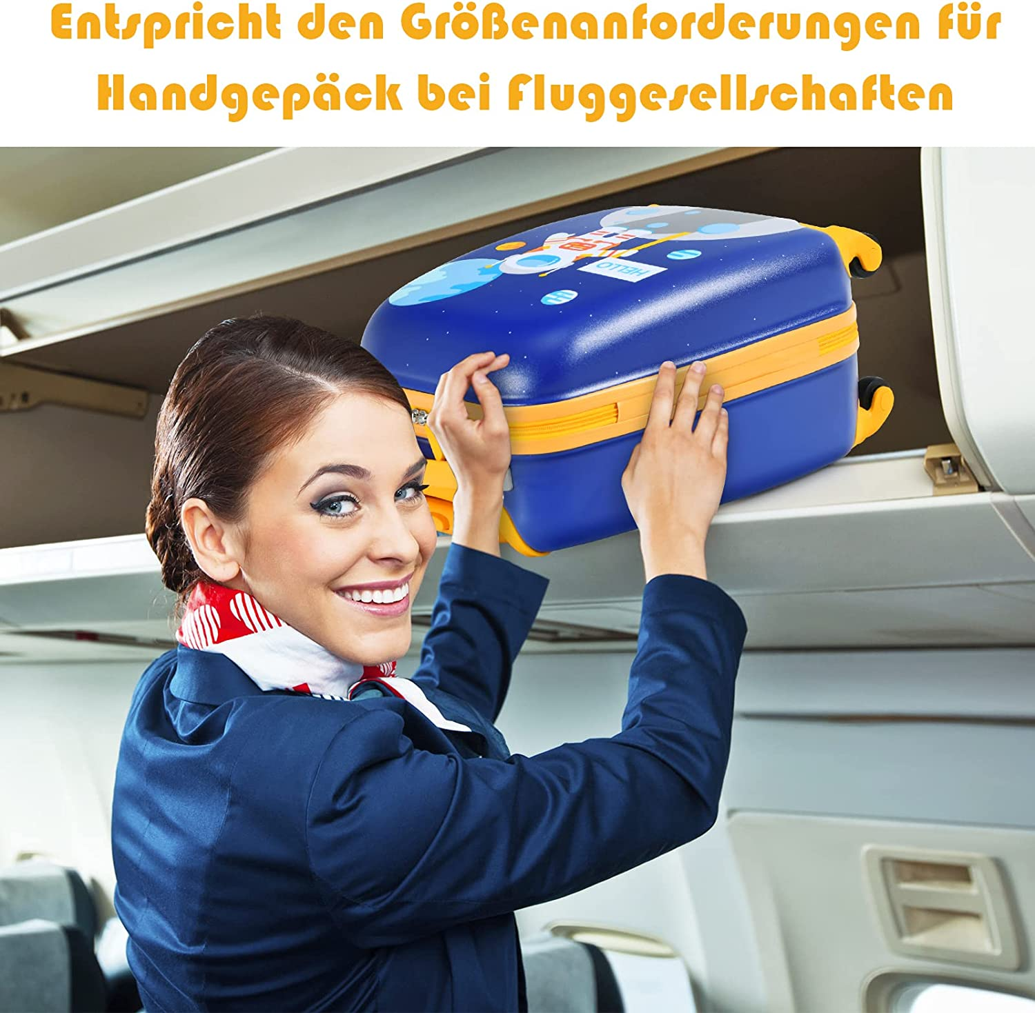 Flugbegleiterin legt einen blauen Koffer in ein Gepäckfach. Innenraum eines Flugzeugs.