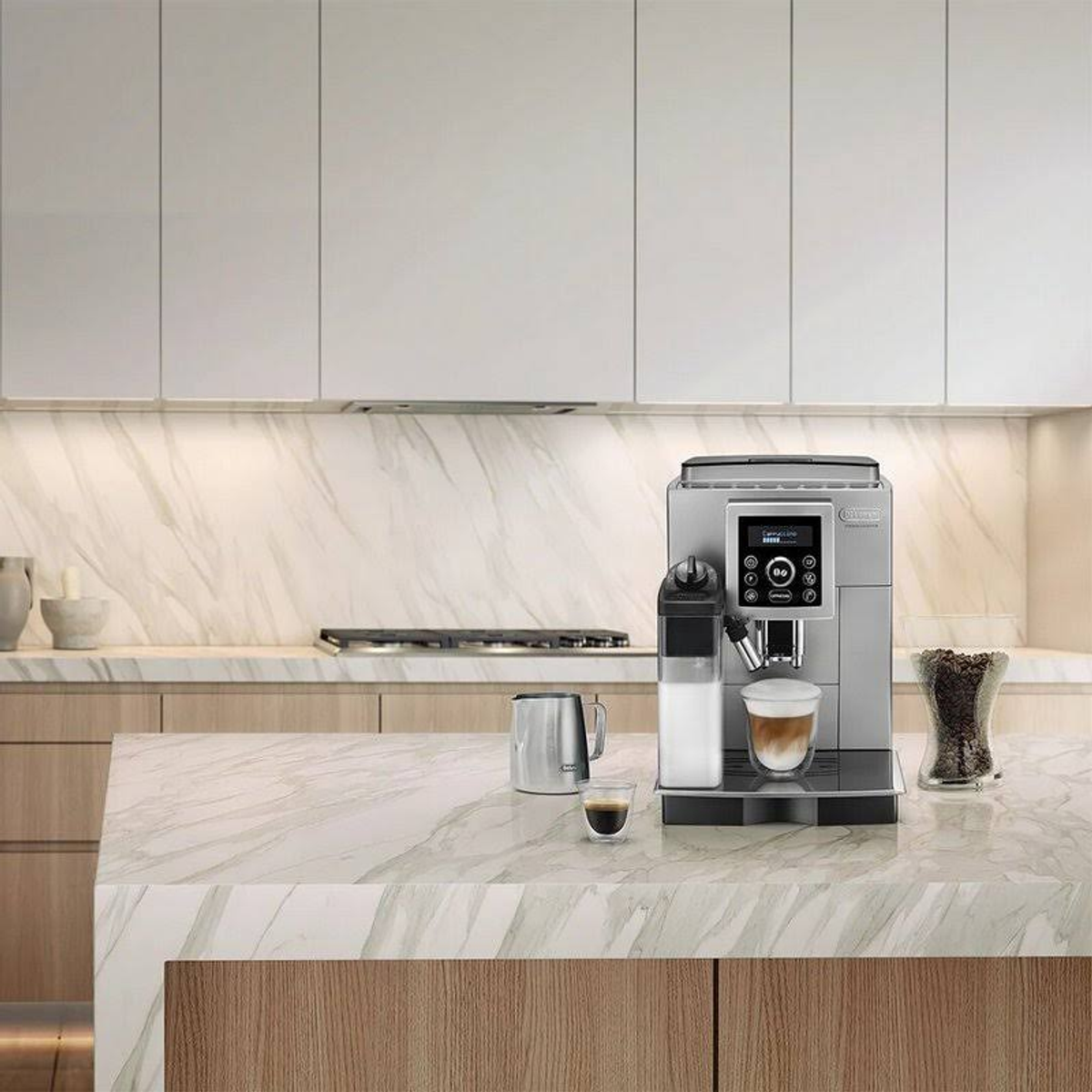 Escena de cocina con máquina de espresso plateada, café y granos.