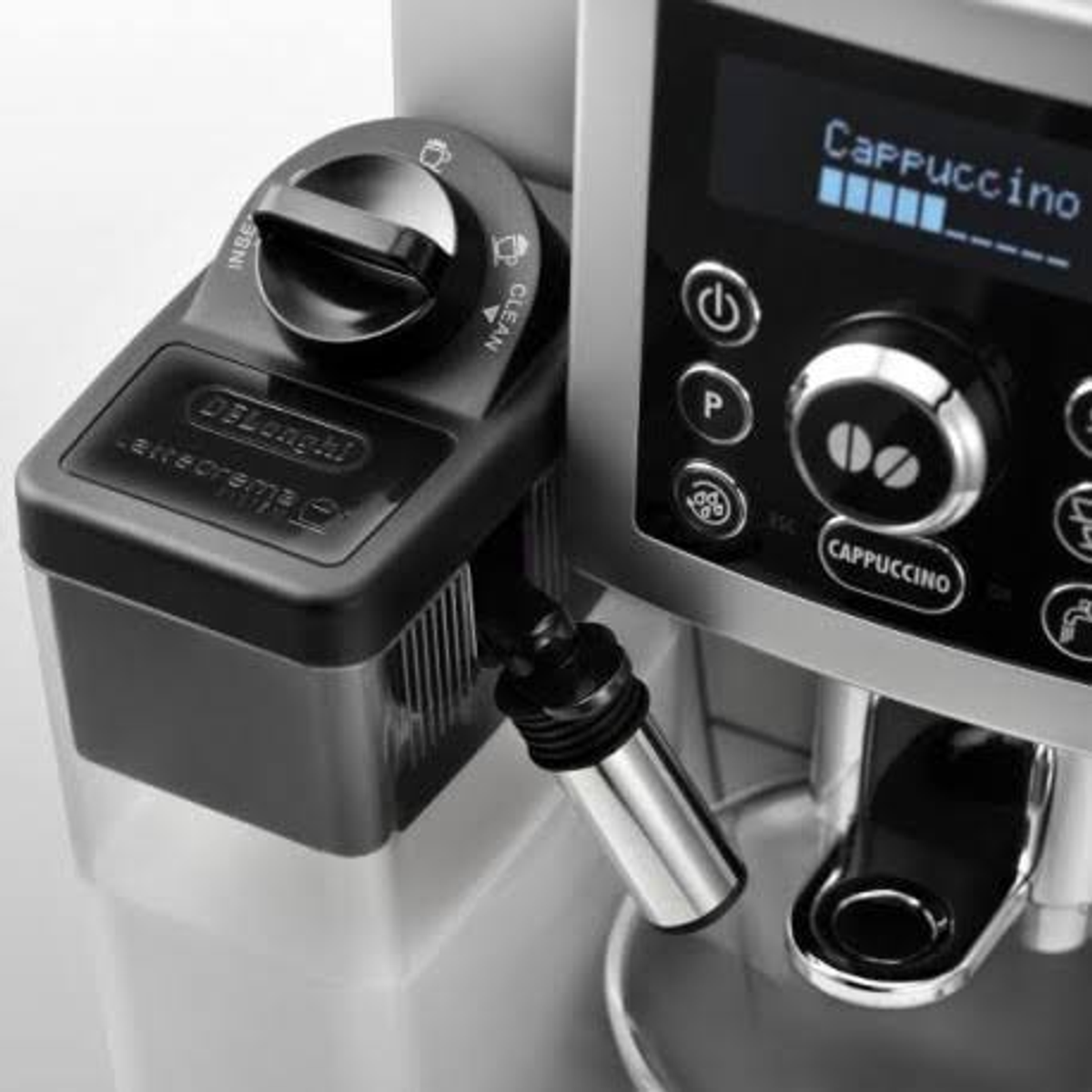 Primer plano del espumador de leche y el panel de control de una cafetera.
