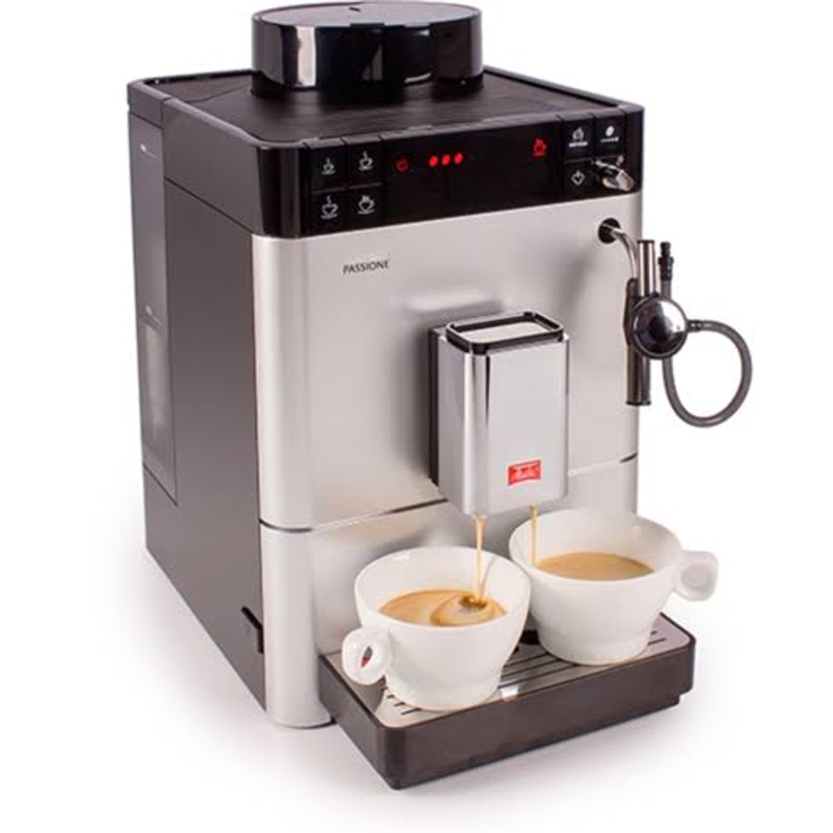 Une machine à expresso argentée et noire distribuant du café dans deux tasses blanches. Les tasses sont sur un plateau.
