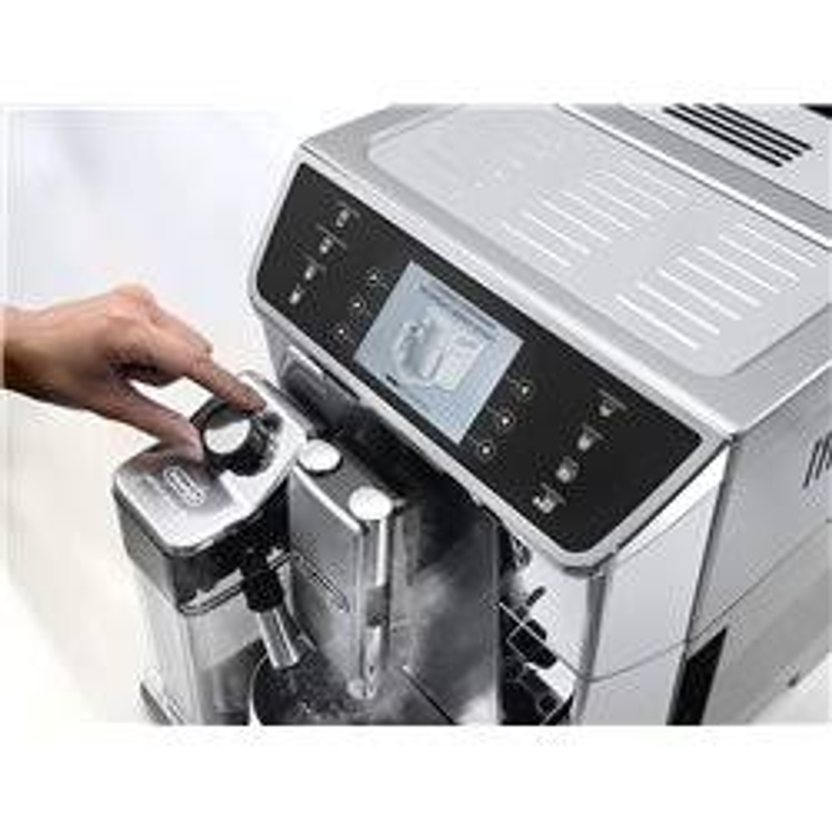 Silber-schwarze Kaffeemaschine mit Touchscreen und Wasserbehälter.