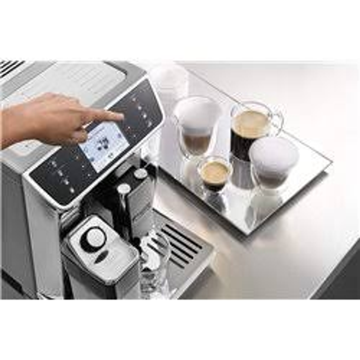 Kaffeemaschine mit Touchscreen, zeigt Finger, der den Bildschirm berührt.