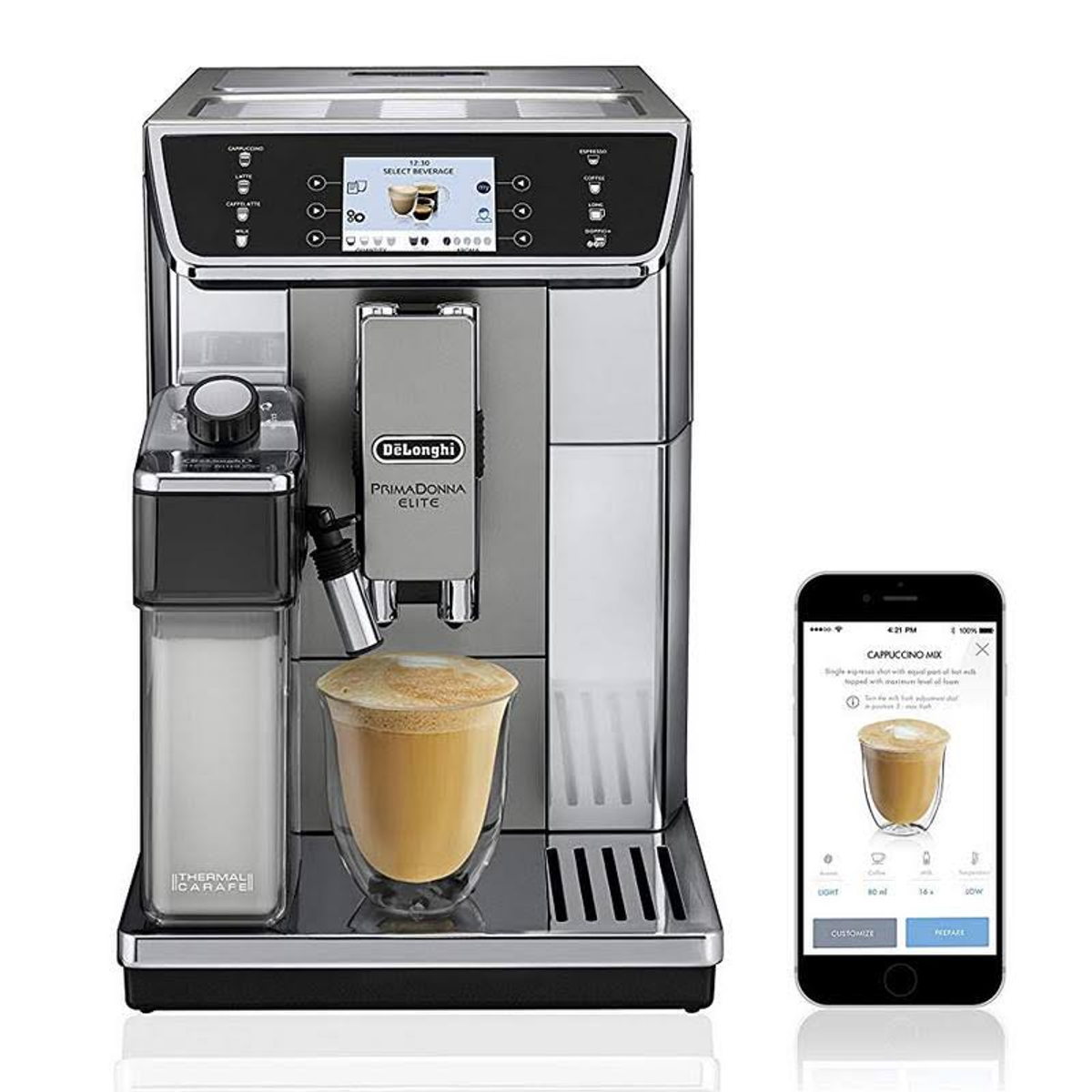 Eine Kaffeemaschine aus Edelstahl mit Milchbehälter und Telefon, das einen Cappuccino anzeigt. Ein Glas Kaffee ist sichtbar.