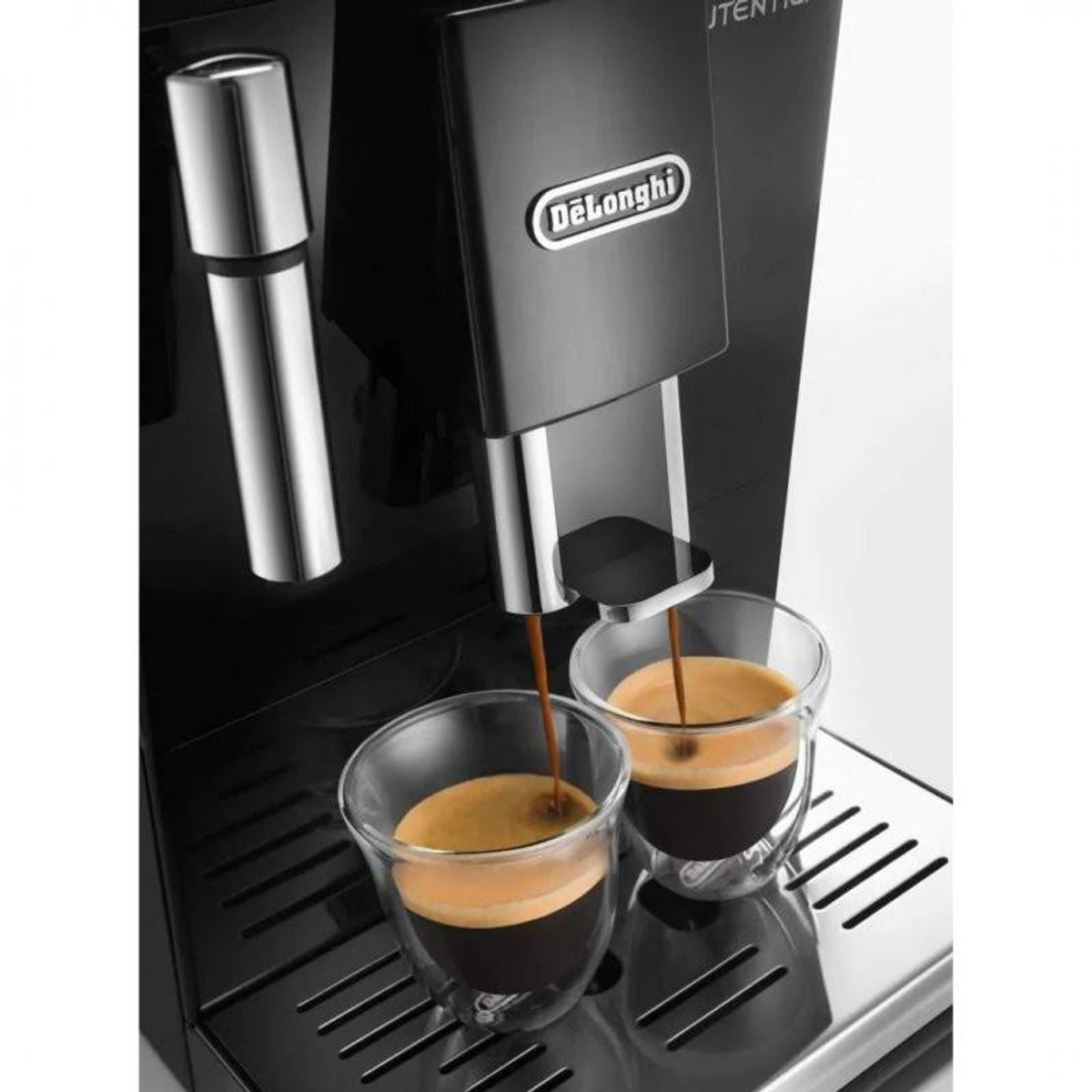 Espressomachine die koffie in twee glazen kopjes zet. De machine is zwart met zilveren accenten.