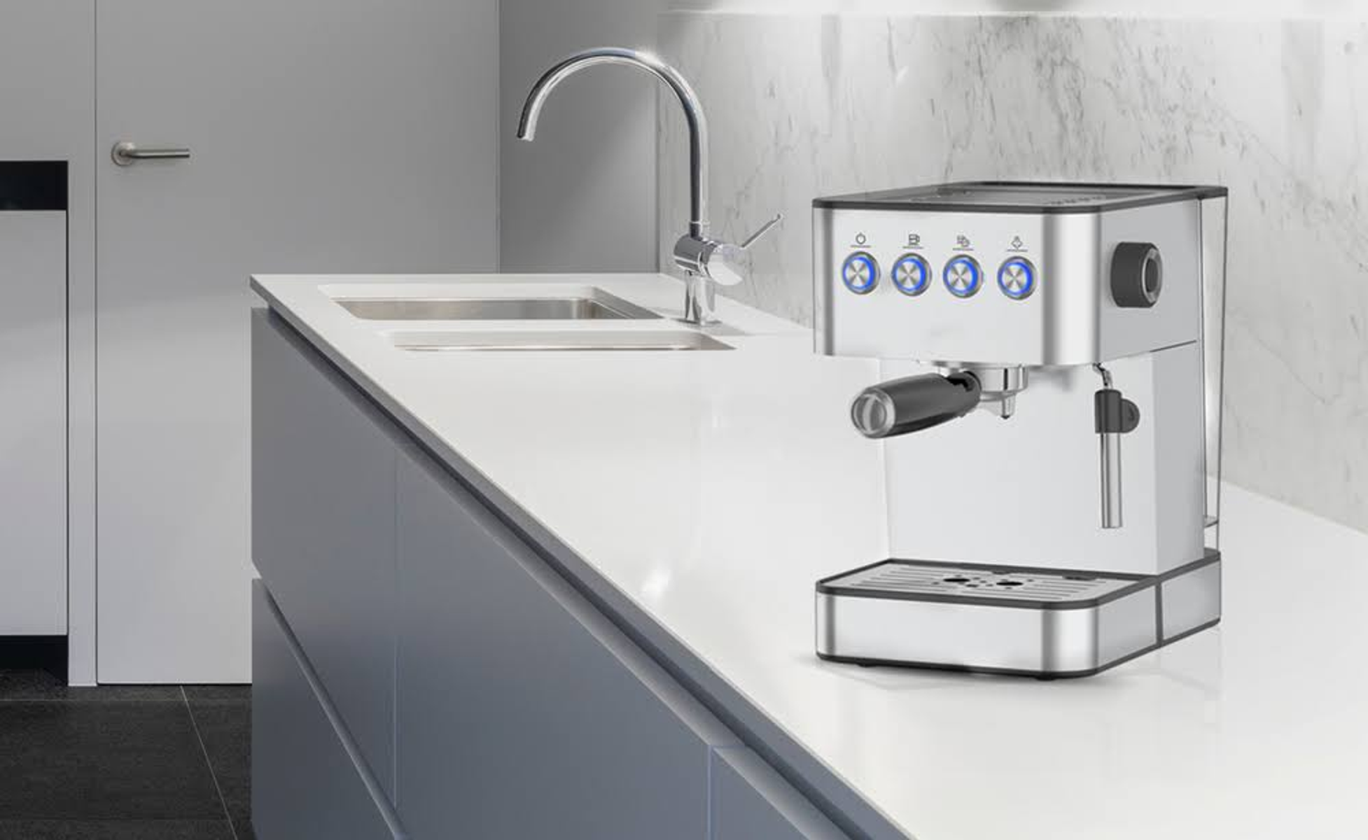 Ekspres do espresso ze stali nierdzewnej na białym blacie, ze zlewem w tle.