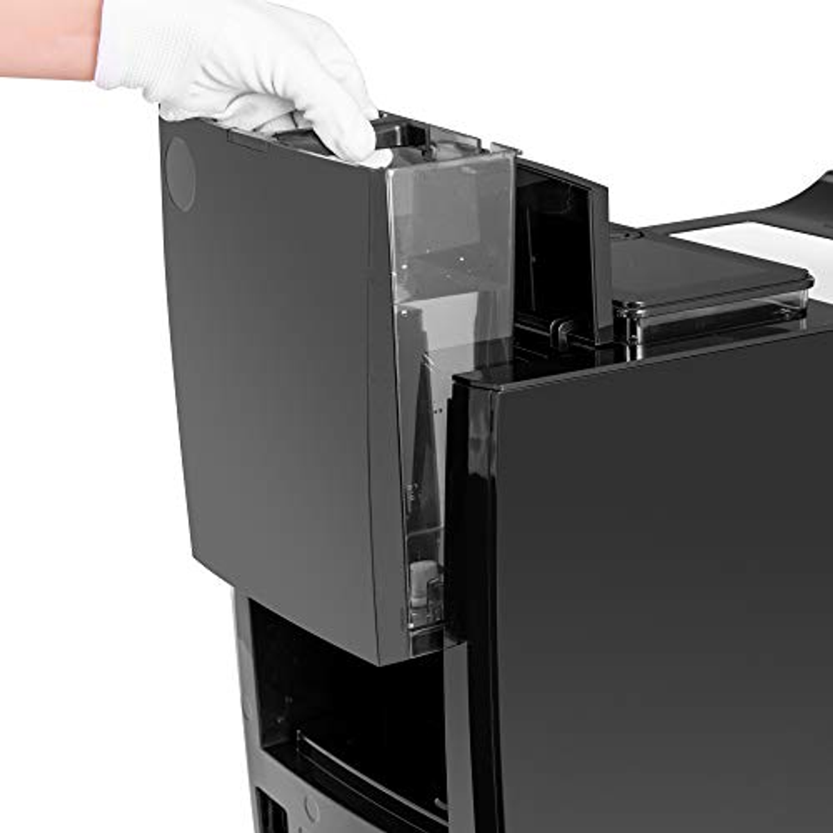 Behandschuhte Hand entfernt einen transparenten Wassertank aus einer schwarzen Kaffeemaschine.