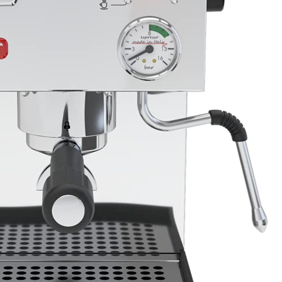 Zbliżenie chromowanego ekspresu do kawy ze wskaźnikiem ciśnienia i dyszą do spieniania mleka, na czarnej powierzchni.