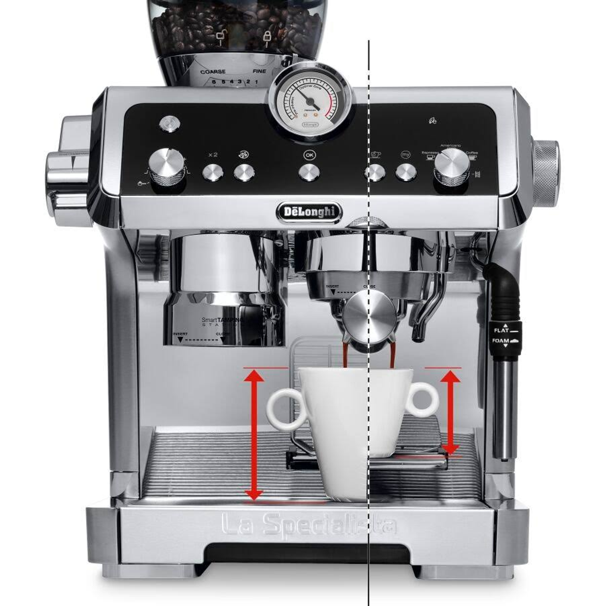 Paslanmaz çelik espresso makinesi, öğütücü ve dolan beyaz bir fincan ile.