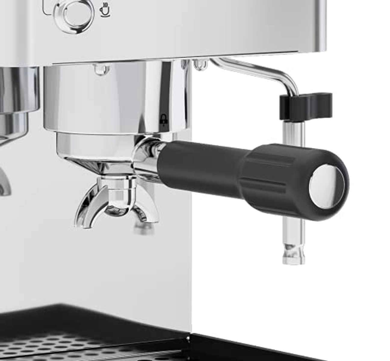 Nahaufnahme des Siebträgers einer silbernen Kaffeemaschine mit schwarzem Griff.