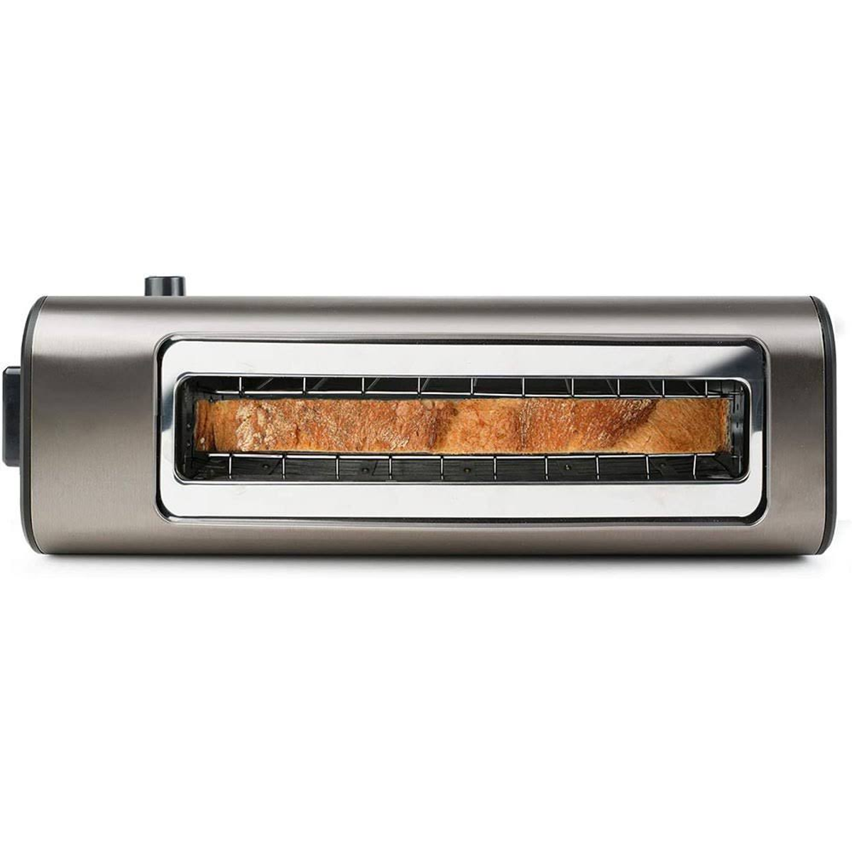 Tostadora plateada con una rebanada de pan dentro. La tostadora tiene forma rectangular.
