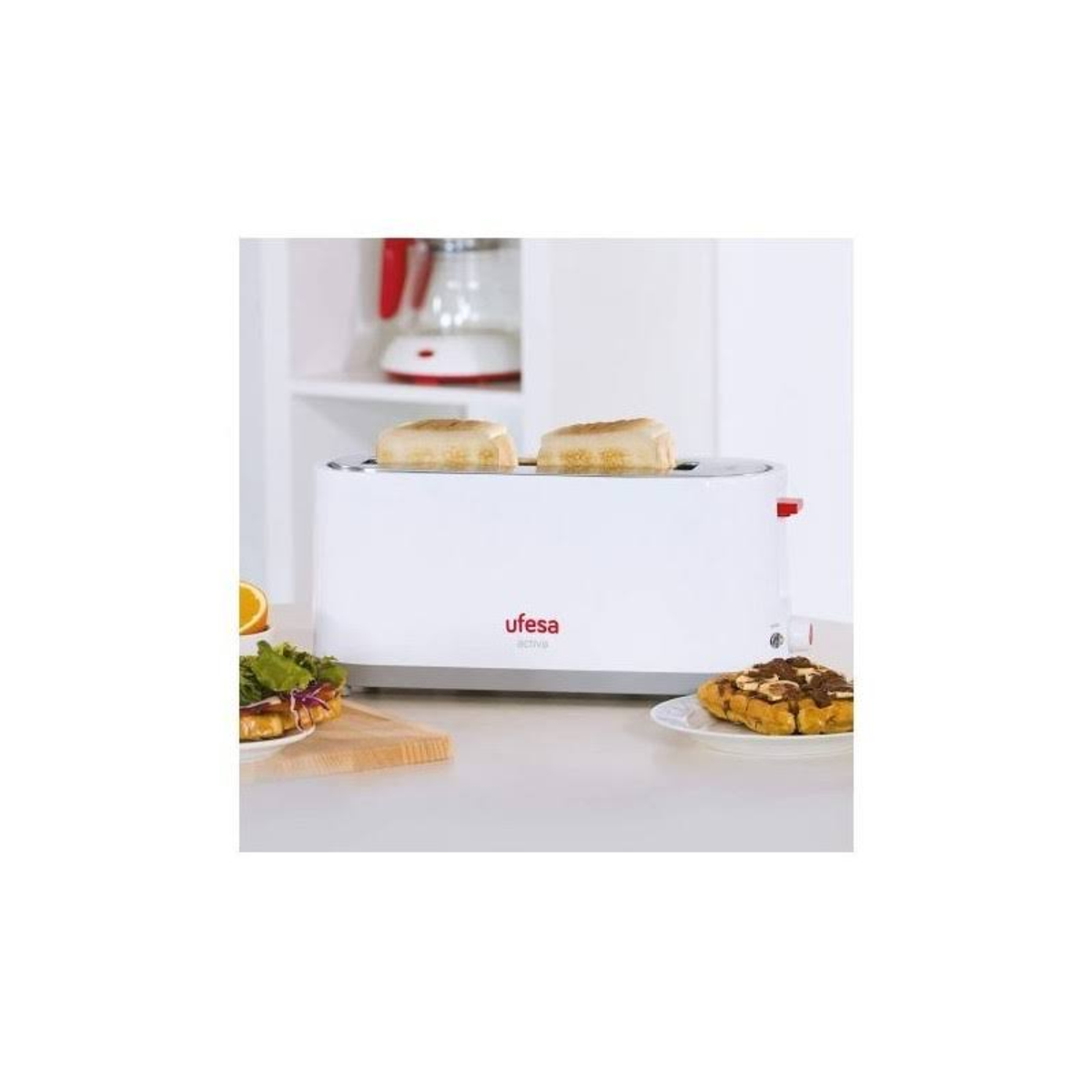 Biały toster z dwoma tostami w środku. Jedzenie i białe tło.