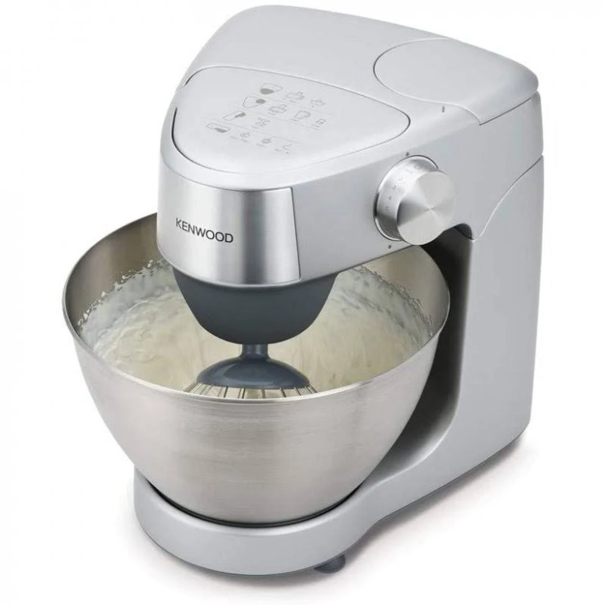 Un mixer Kenwood argento con una ciotola di panna montata. La macchina è in funzione.