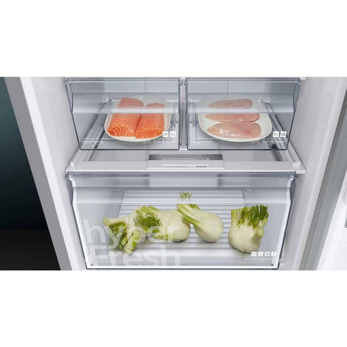 Cajones de nevera abiertos con pescado, carne y verduras. Almacenamiento de alimentos frescos.
