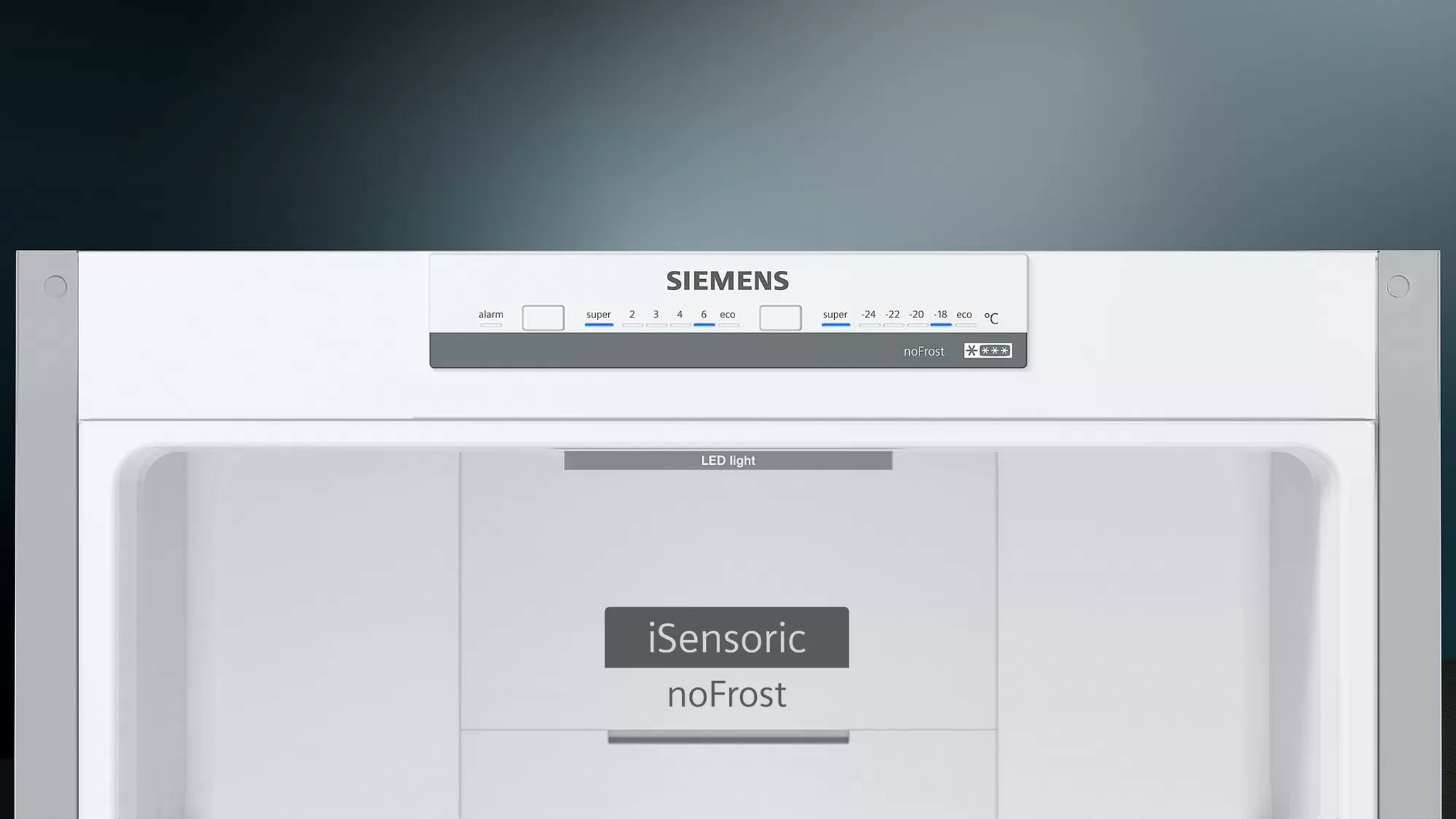 Interior de un refrigerador blanco con la etiqueta Siemens. El interior incluye luces y estantes.