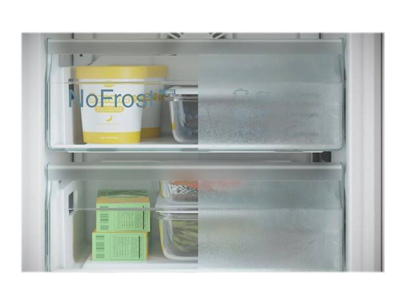 Interior de refrigerador con alimentos congelados. Helado y cajas visibles. Fondo blanco.