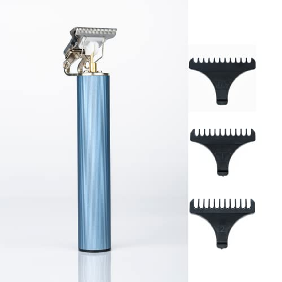 Blauer Haarschneider und drei Aufsätze auf Weiß. Haarschneider ist metallisch.