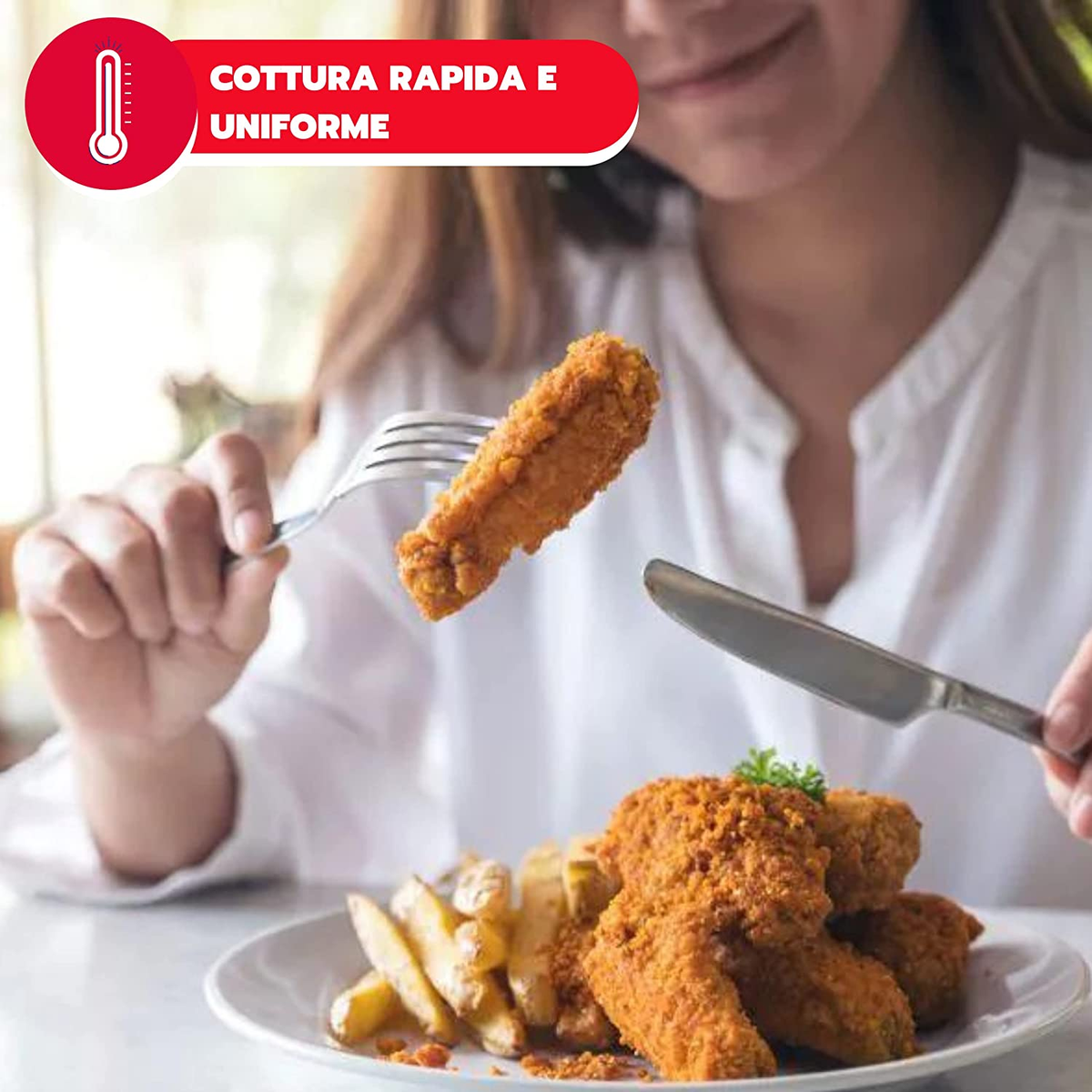 Persoon eet gefrituurde kip en friet. Bord, vork en mes op tafel. Tekst zegt 'snel koken'.