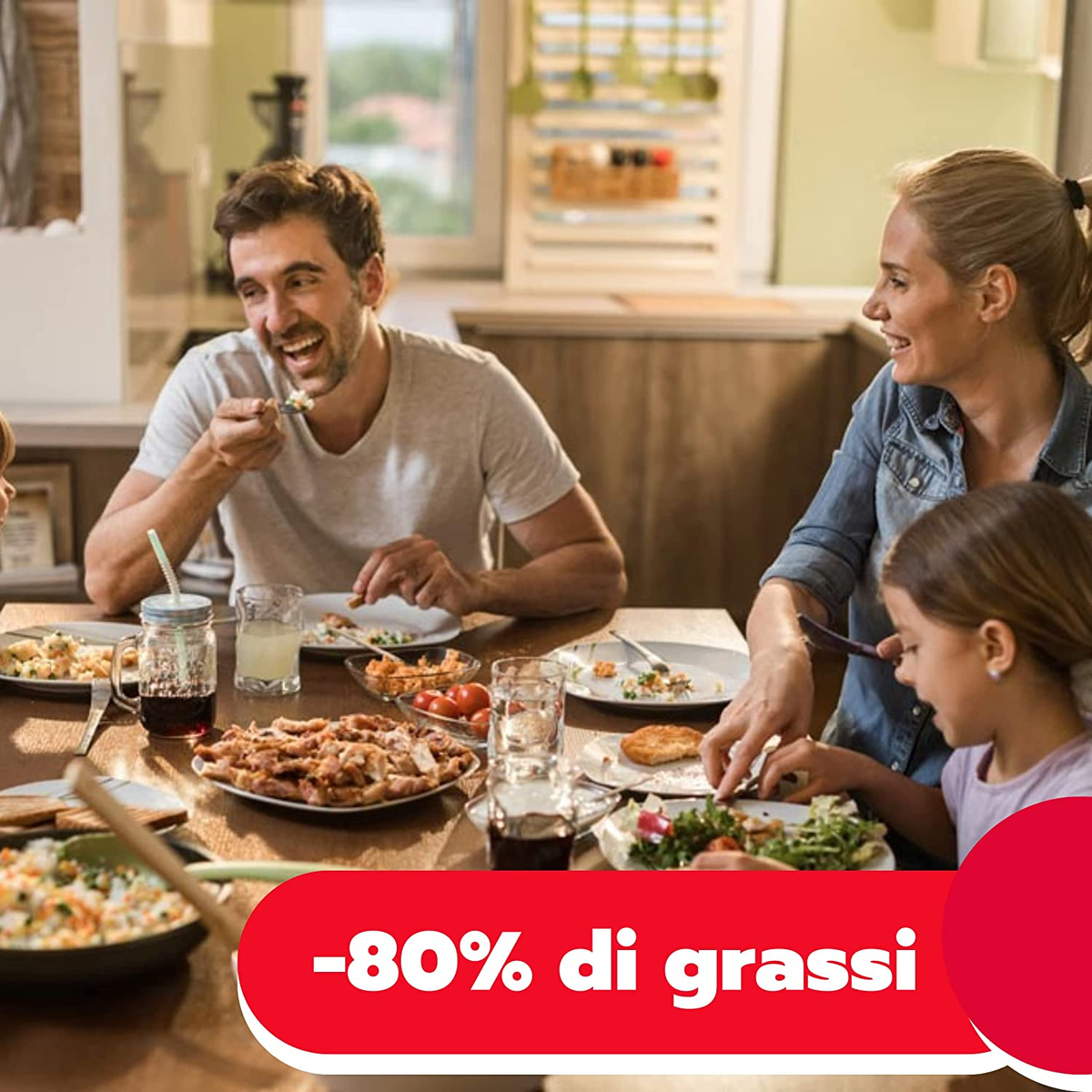 Een gezin dat aan tafel eet, met een rode banner met de tekst -80% di grassi.