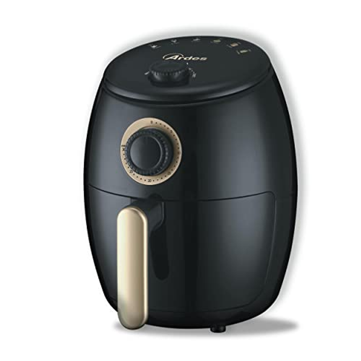 Een zwarte airfryer met een gouden handvat en draaiknop. Hij staat op een witte achtergrond.