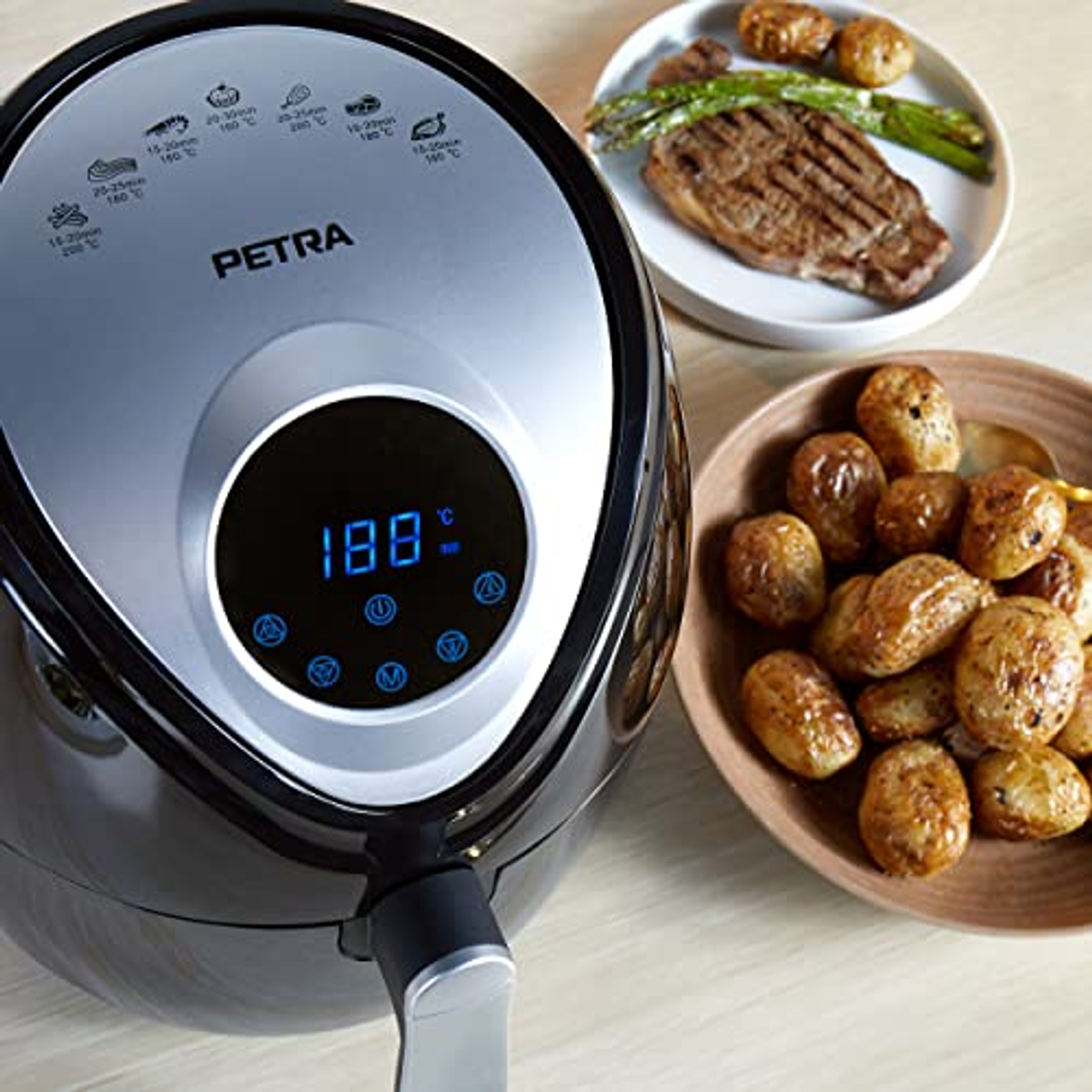 Una friggitrice ad aria mostra 188°C. Accanto, piatti di bistecca e patate, che dimostrano i risultati.