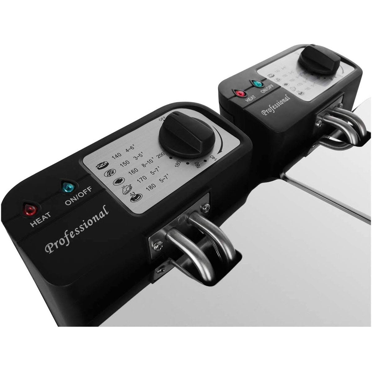 Due friggitrici professionali con controlli e quadranti. Superficie nera.