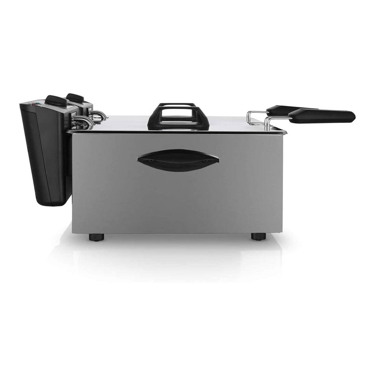 Friggitrice in acciaio inox con manico nero e pannello comandi a sinistra.