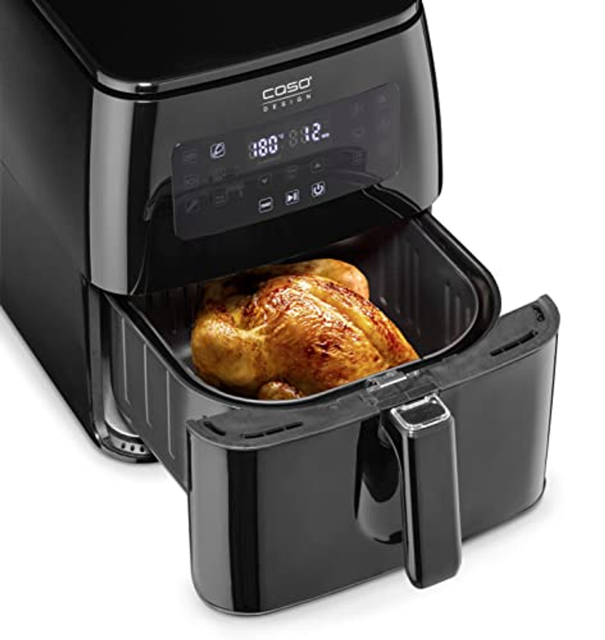 Eine schwarze Heißluftfritteuse mit einem Huhn darin, die Schublade ist herausgezogen.