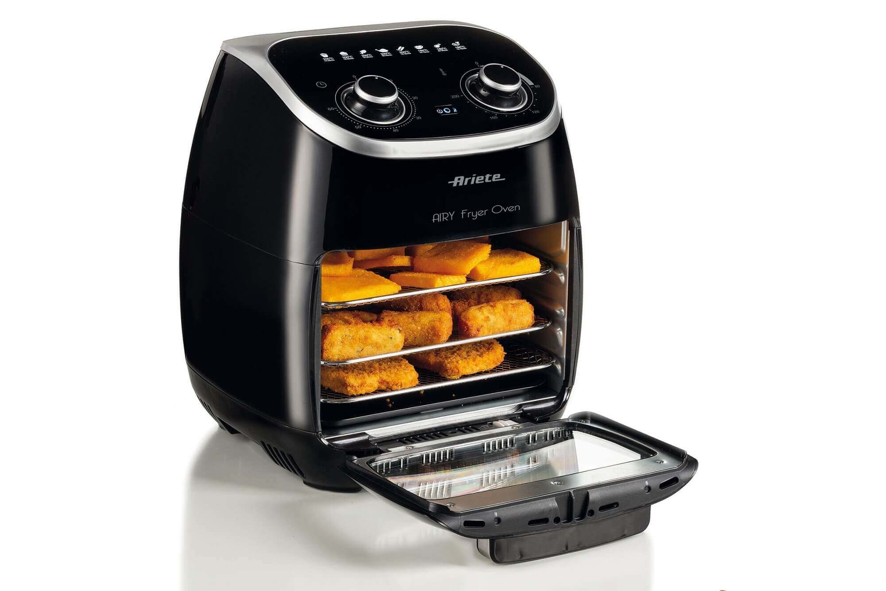 Czarny piekarnik Ariete Air Fryer z otwartymi drzwiami. Jedzenie w środku na półkach, pokrętła u góry, białe tło.