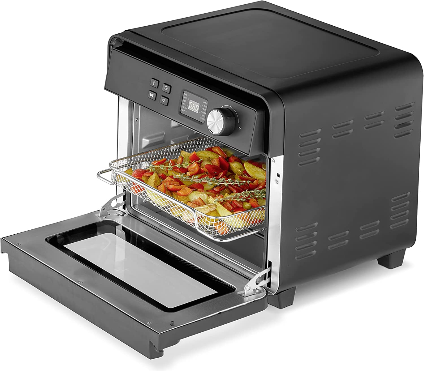 Forno friggitrice ad aria nero con porta aperta. Un vassoio di verdure arrostite all'interno.