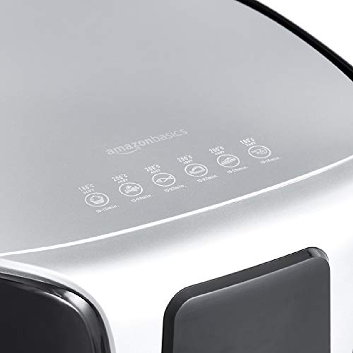 Primo piano del pannello di controllo della friggitrice ad aria AmazonBasics con pulsanti e icone delle impostazioni.