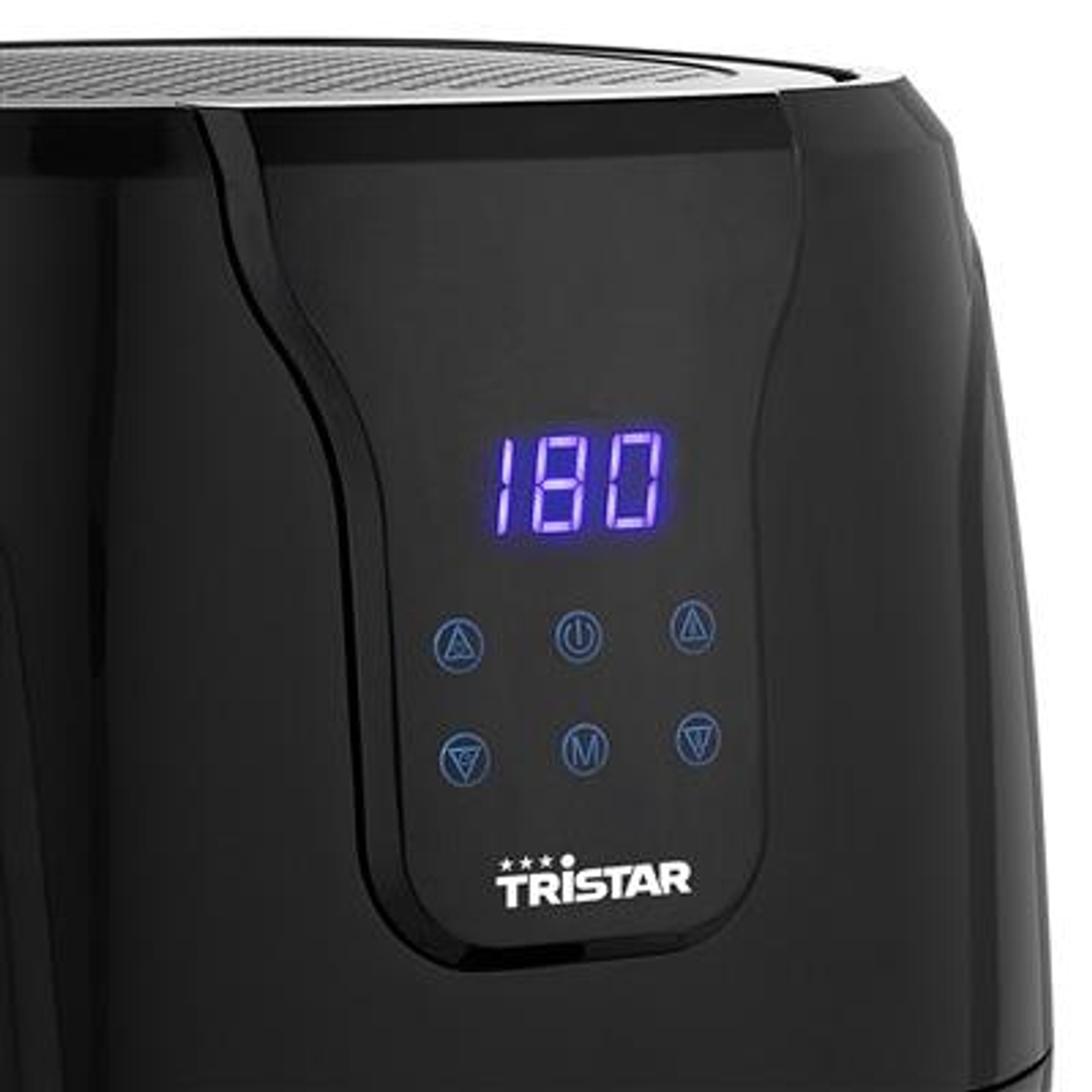 Primer plano de una freidora de aire negra con una pantalla digital que muestra la temperatura.