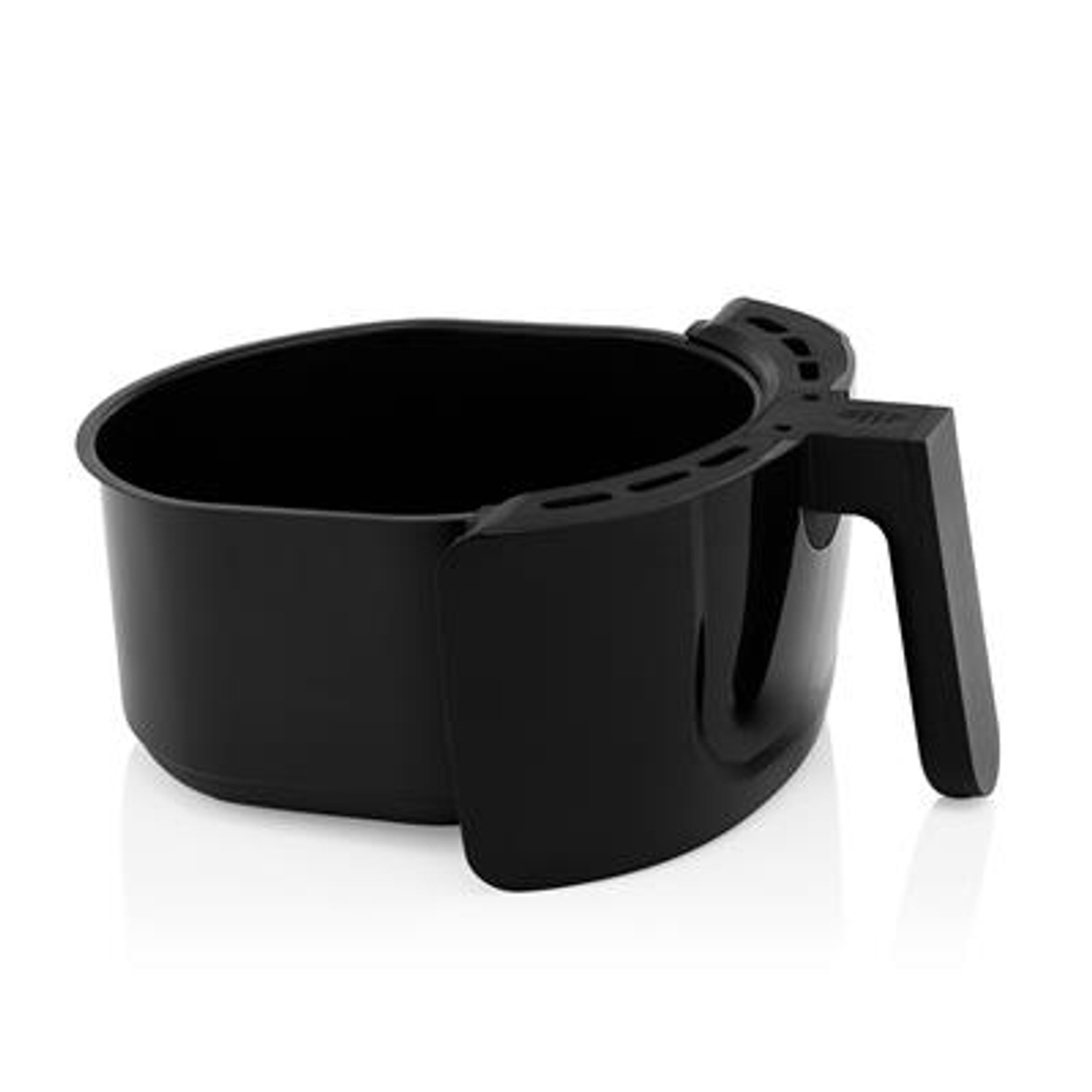 Cesta de freidora de aire negra sobre fondo blanco con asa.